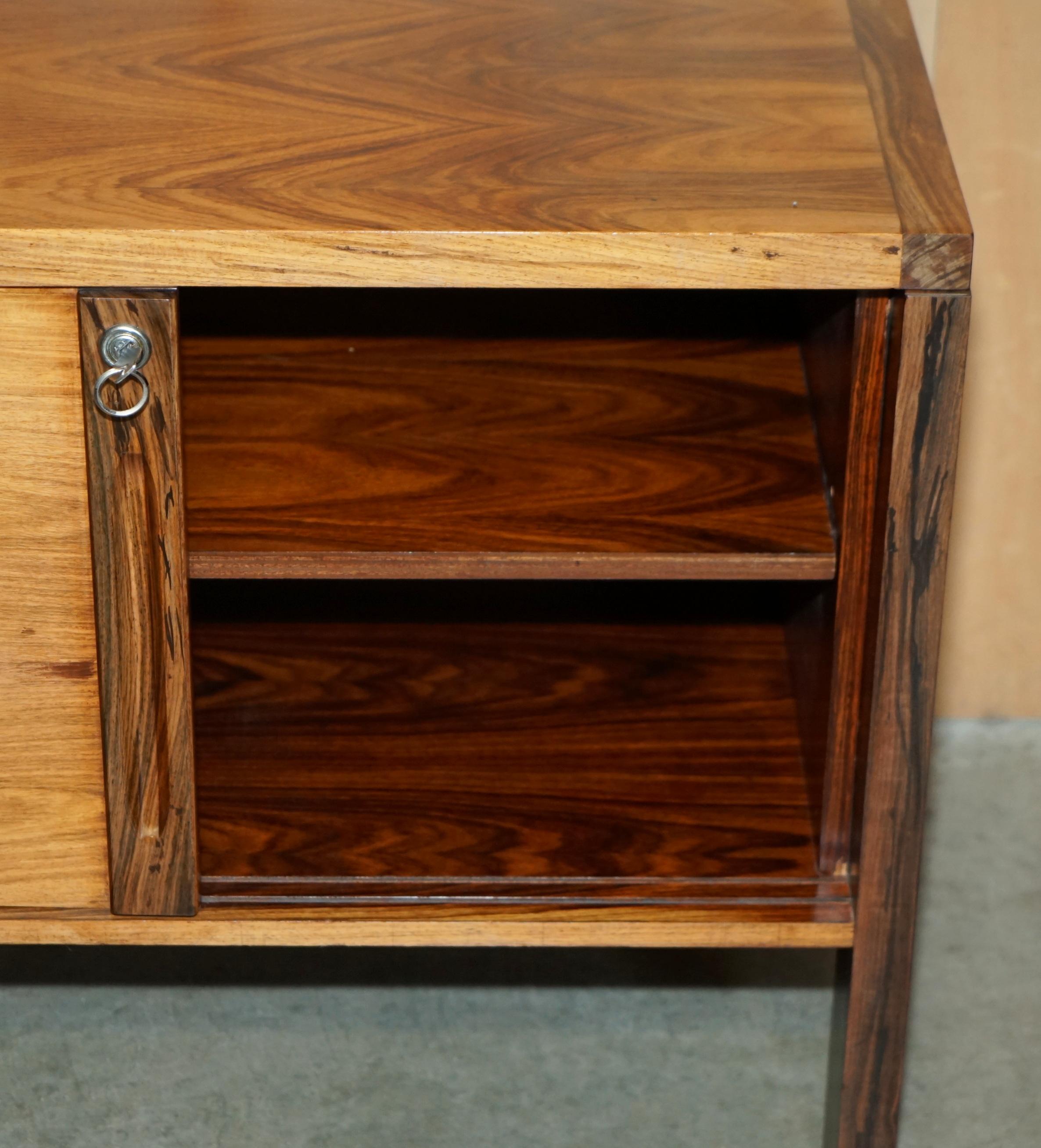 STUNNING PAIR OF MiD CENTURY MODERN BRAZILLIAN WOOD DANISH CABINETS OR CUPBOARDS im Angebot 6