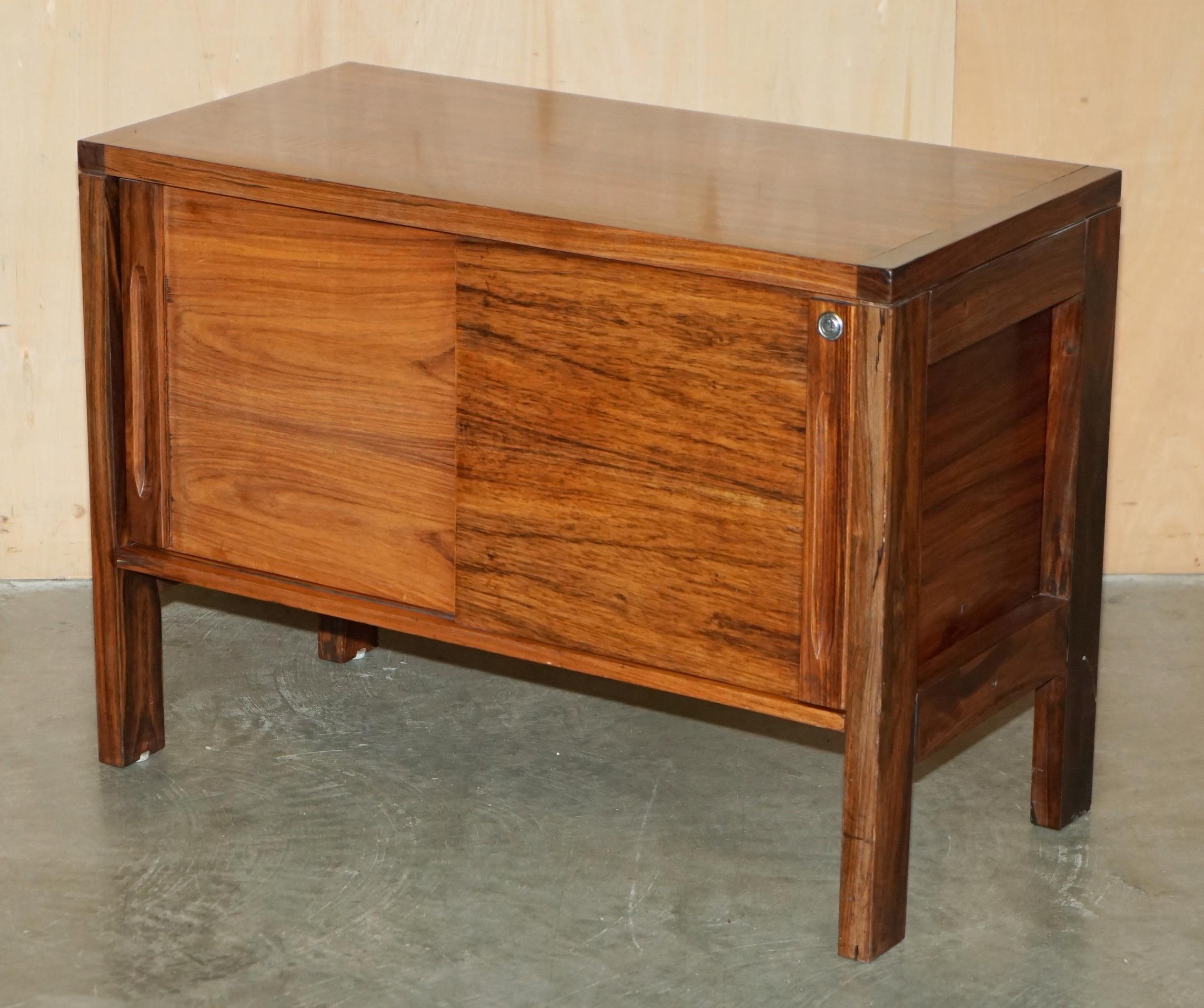 STUNNING PAIR OF MiD CENTURY MODERN BRAZILLIAN WOOD DANISH CABINETS OR CUPBOARDS im Angebot 7