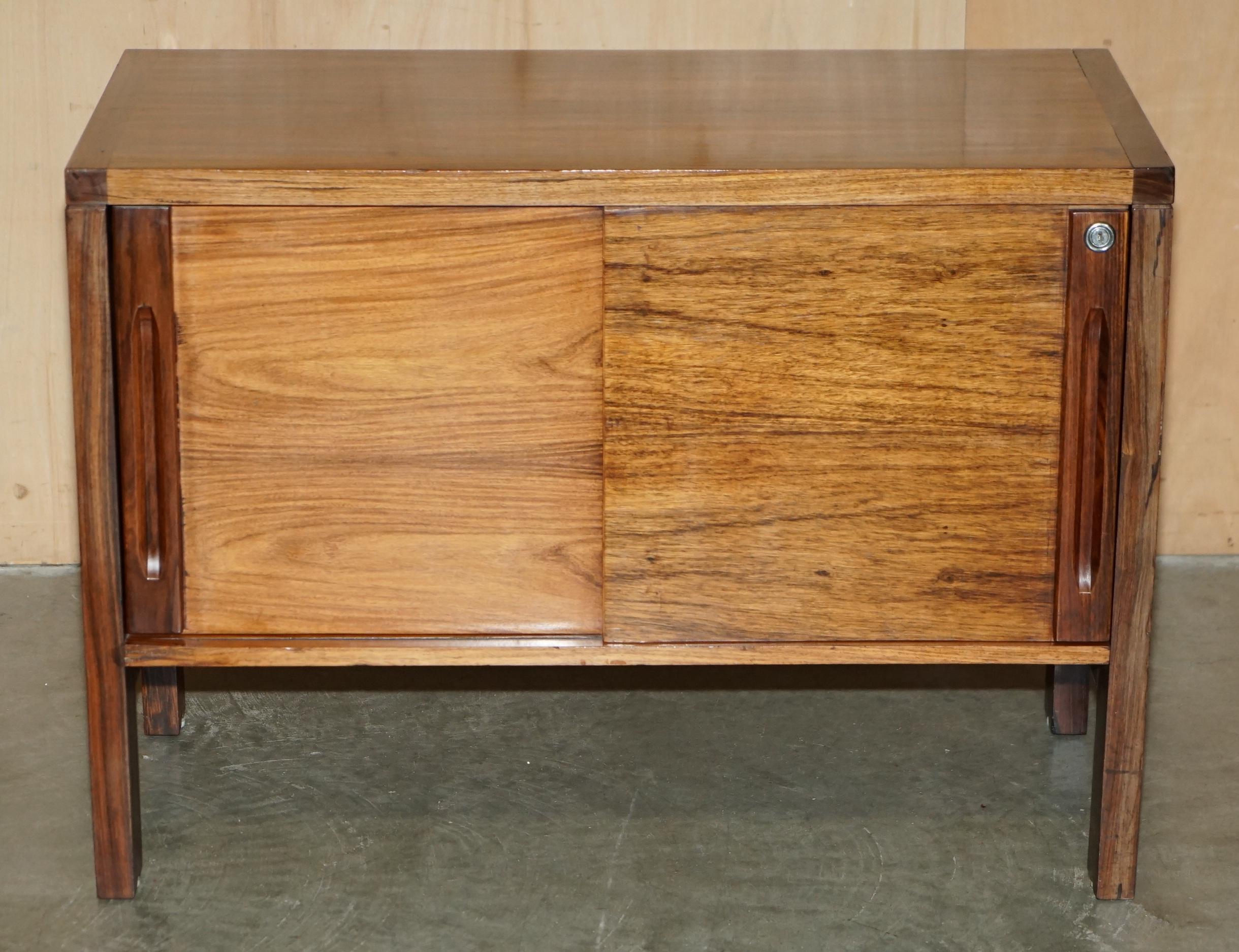 STUNNING PAIR OF MiD CENTURY MODERN BRAZILLIAN WOOD DANISH CABINETS OR CUPBOARDS im Angebot 8