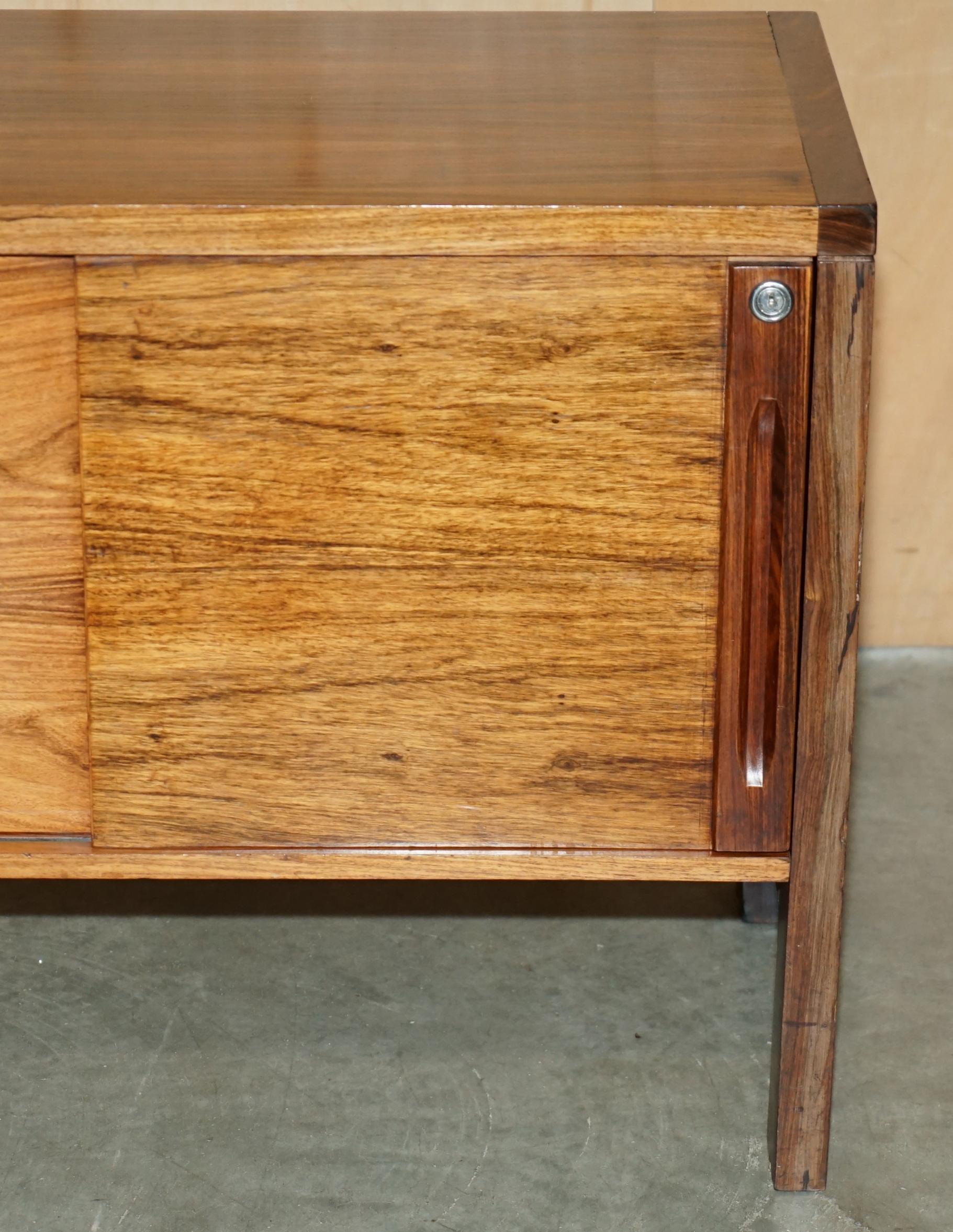 STUNNING PAIR OF MiD CENTURY MODERN BRAZILLIAN WOOD DANISH CABINETS OR CUPBOARDS im Angebot 9