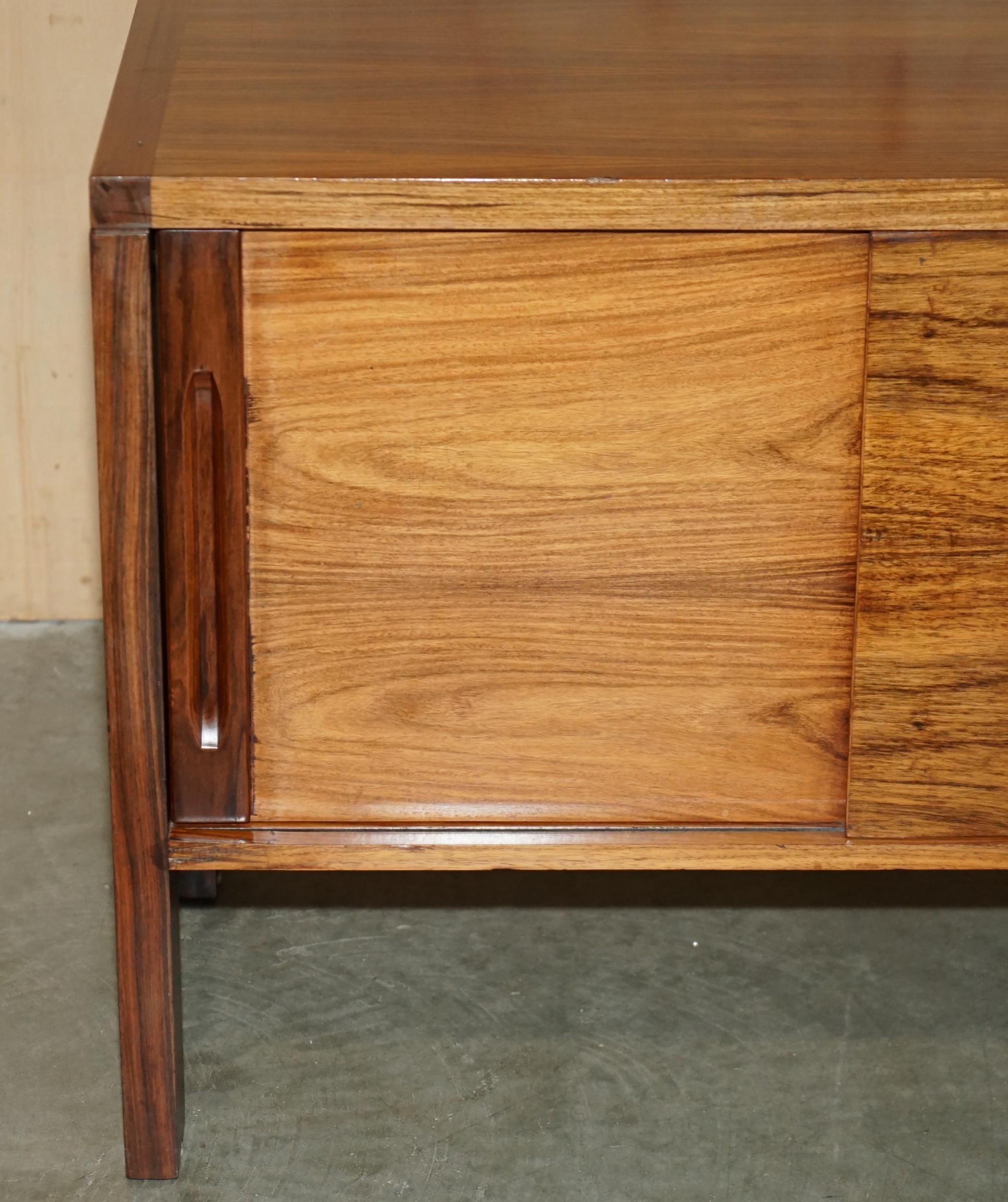 STUNNING PAIR OF MiD CENTURY MODERN BRAZILLIAN WOOD DANISH CABINETS OR CUPBOARDS im Angebot 10