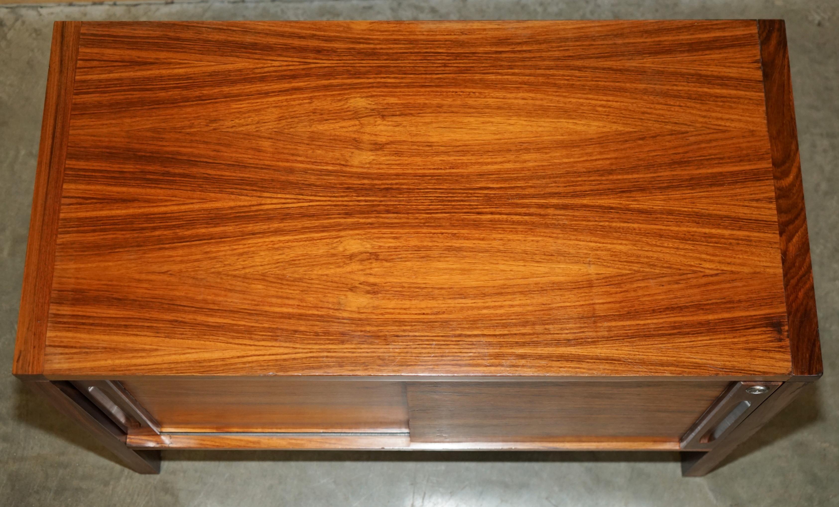 STUNNING PAIR OF MiD CENTURY MODERN BRAZILLIAN WOOD DANISH CABINETS OR CUPBOARDS im Angebot 11