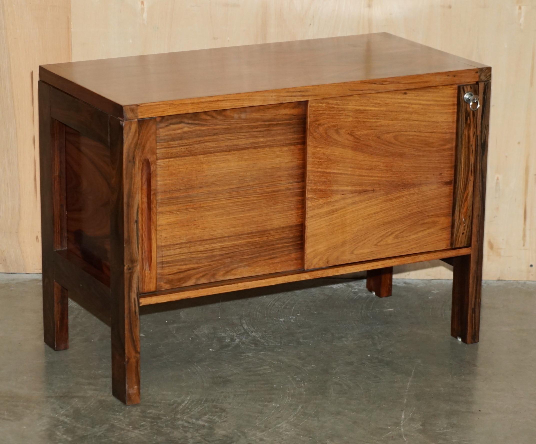 STUNNING PAIR OF MiD CENTURY MODERN BRAZILLIAN WOOD DANISH CABINETS OR CUPBOARDS (Moderne der Mitte des Jahrhunderts) im Angebot