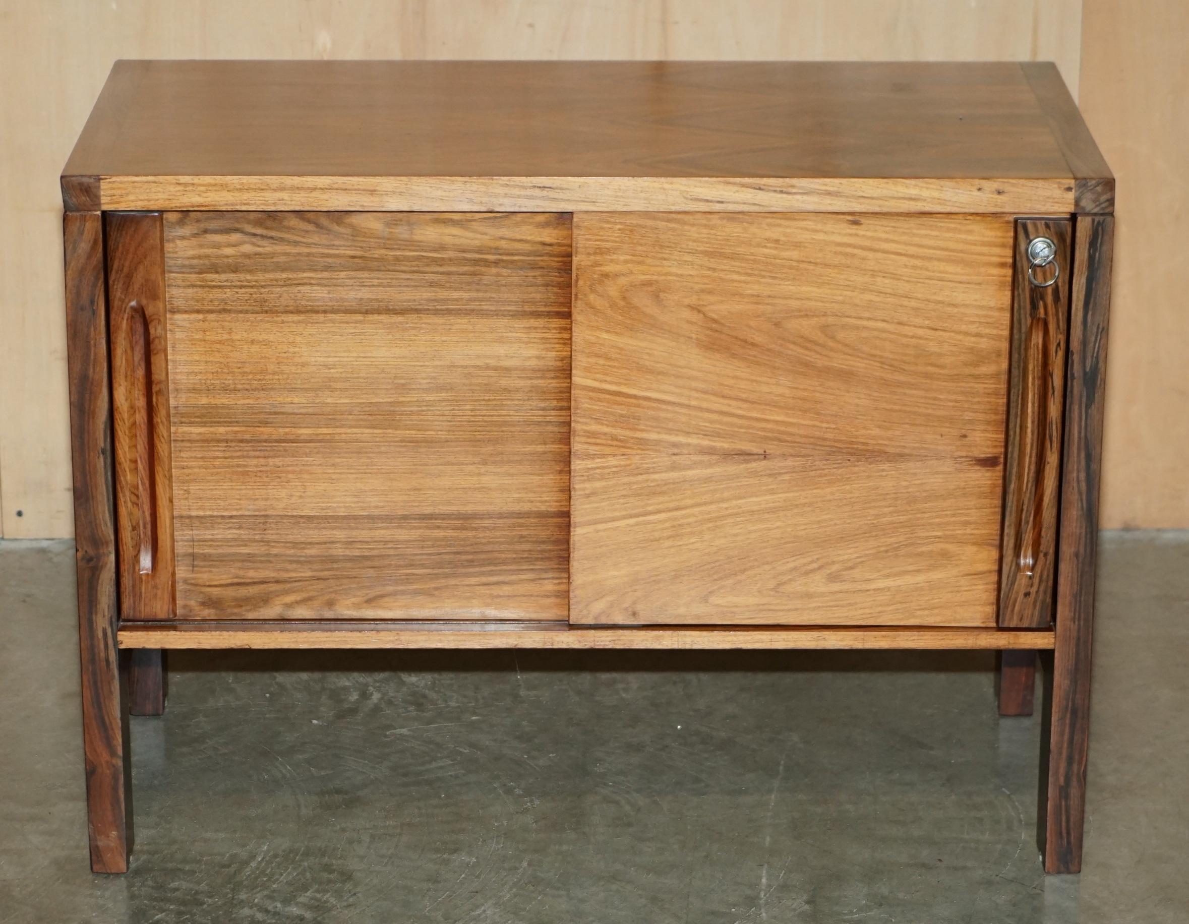 STUNNING PAIR OF MiD CENTURY MODERN BRAZILLIAN WOOD DANISH CABINETS OR CUPBOARDS (Handgefertigt) im Angebot