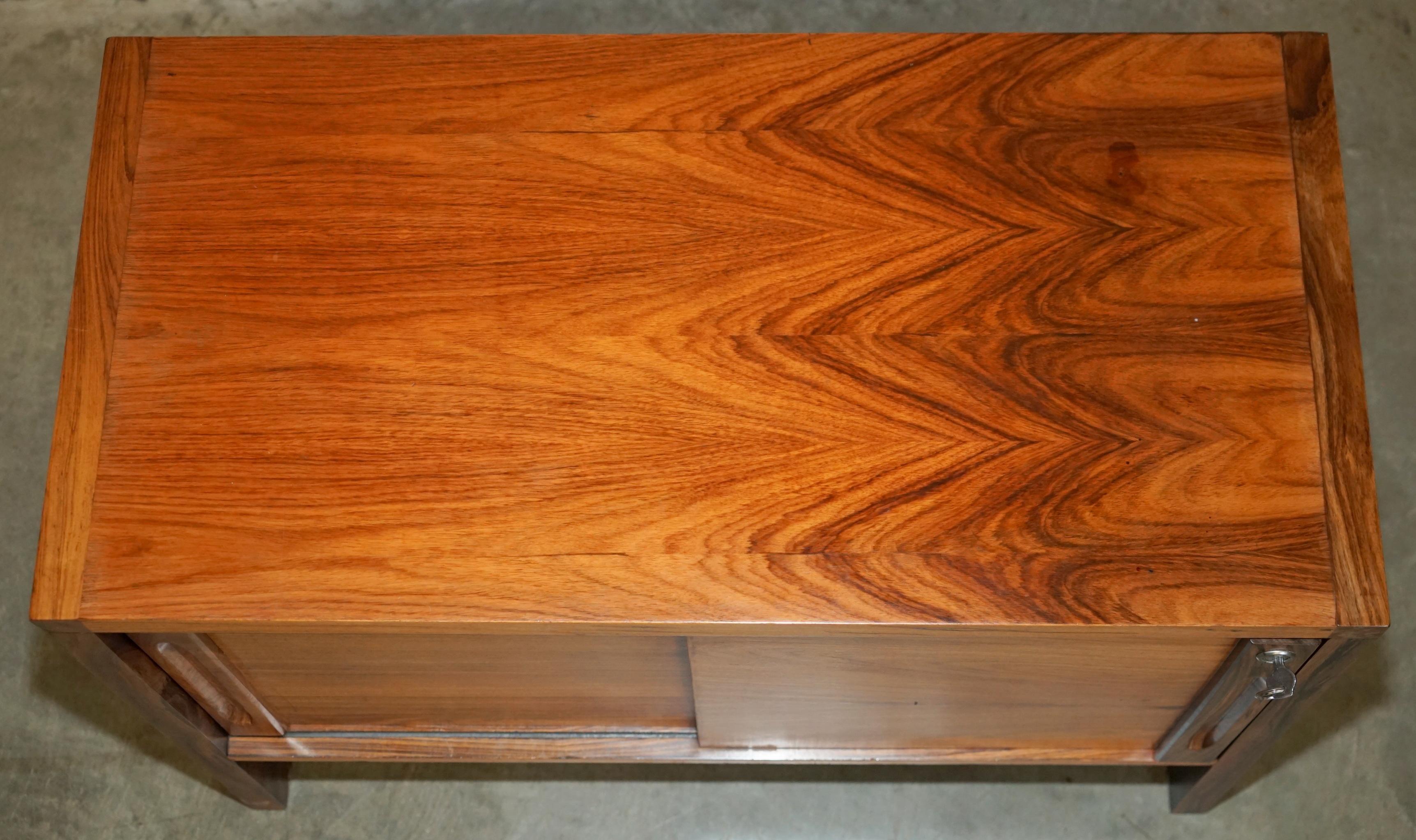 STUNNING PAIR OF MiD CENTURY MODERN BRAZILLIAN WOOD DANISH CABINETS OR CUPBOARDS im Zustand „Gut“ im Angebot in West Sussex, Pulborough