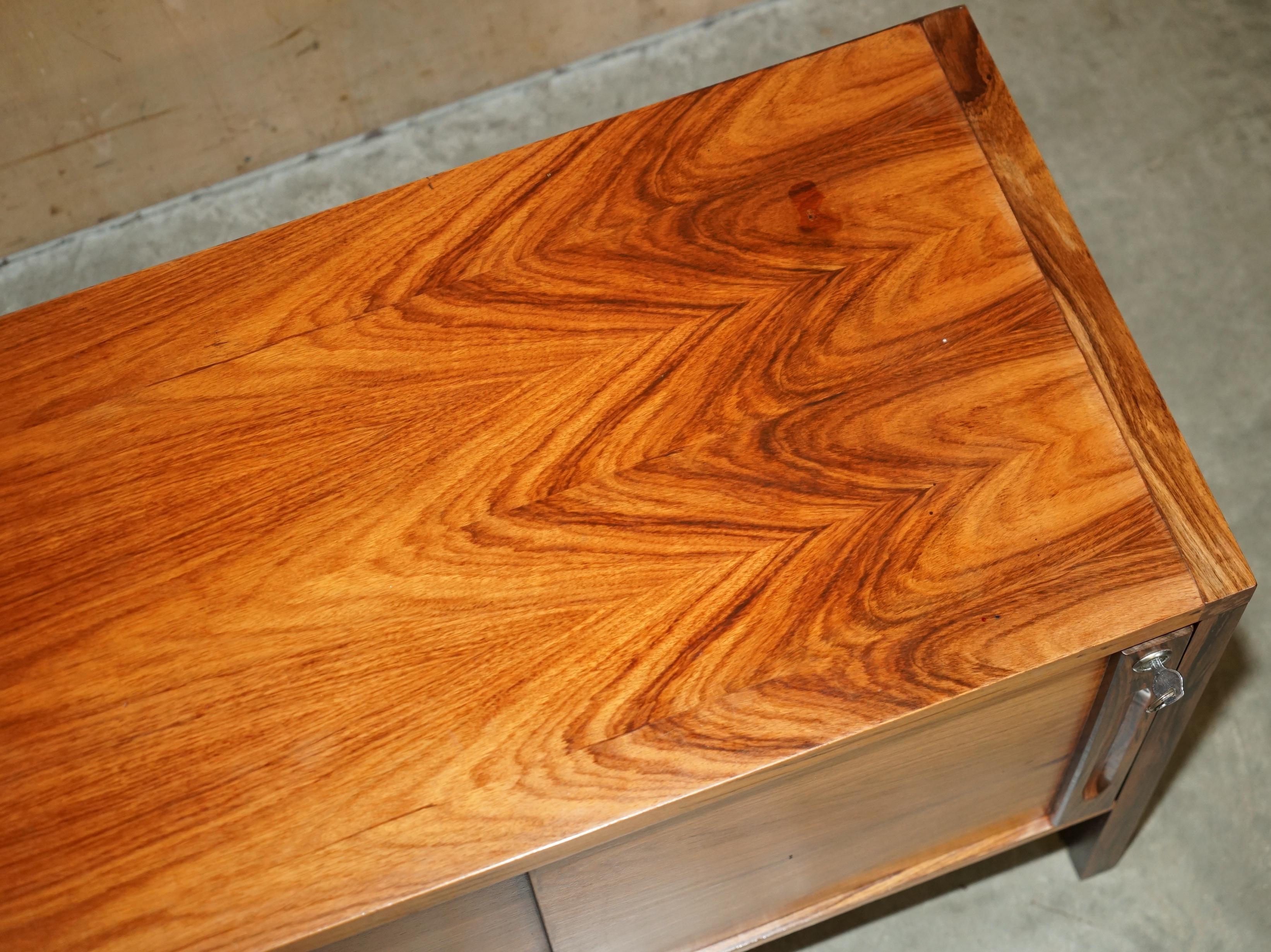 STUNNING PAIR OF MiD CENTURY MODERN BRAZILLIAN WOOD DANISH CABINETS OR CUPBOARDS (20. Jahrhundert) im Angebot