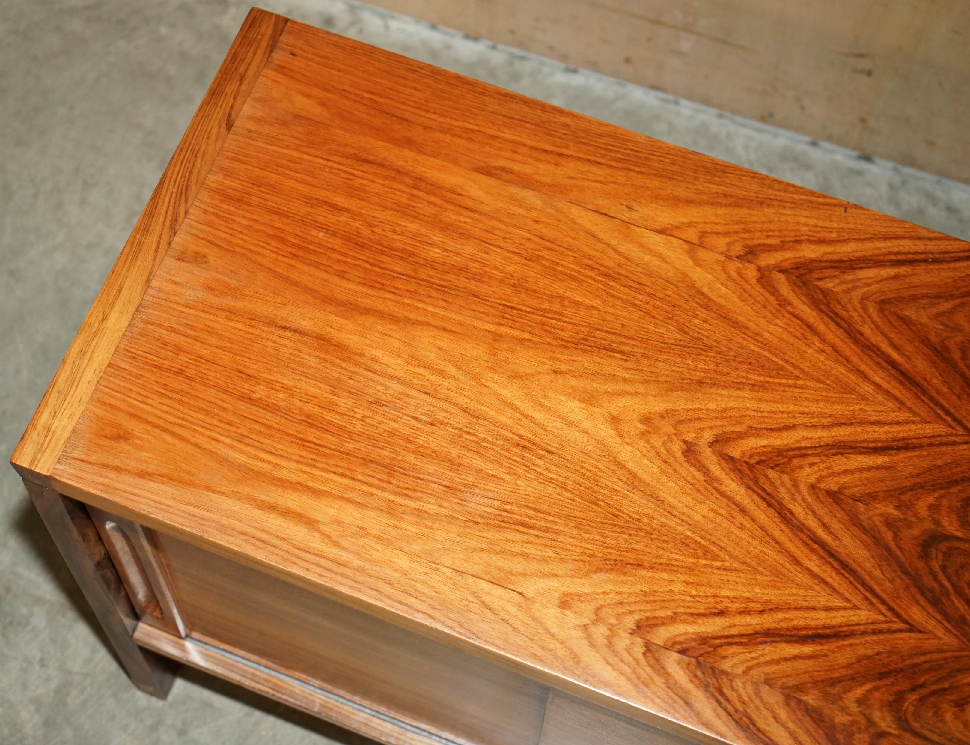 STUNNING PAIR OF MiD CENTURY MODERN BRAZILLIAN WOOD DANISH CABINETS OR CUPBOARDS (Hartholz) im Angebot