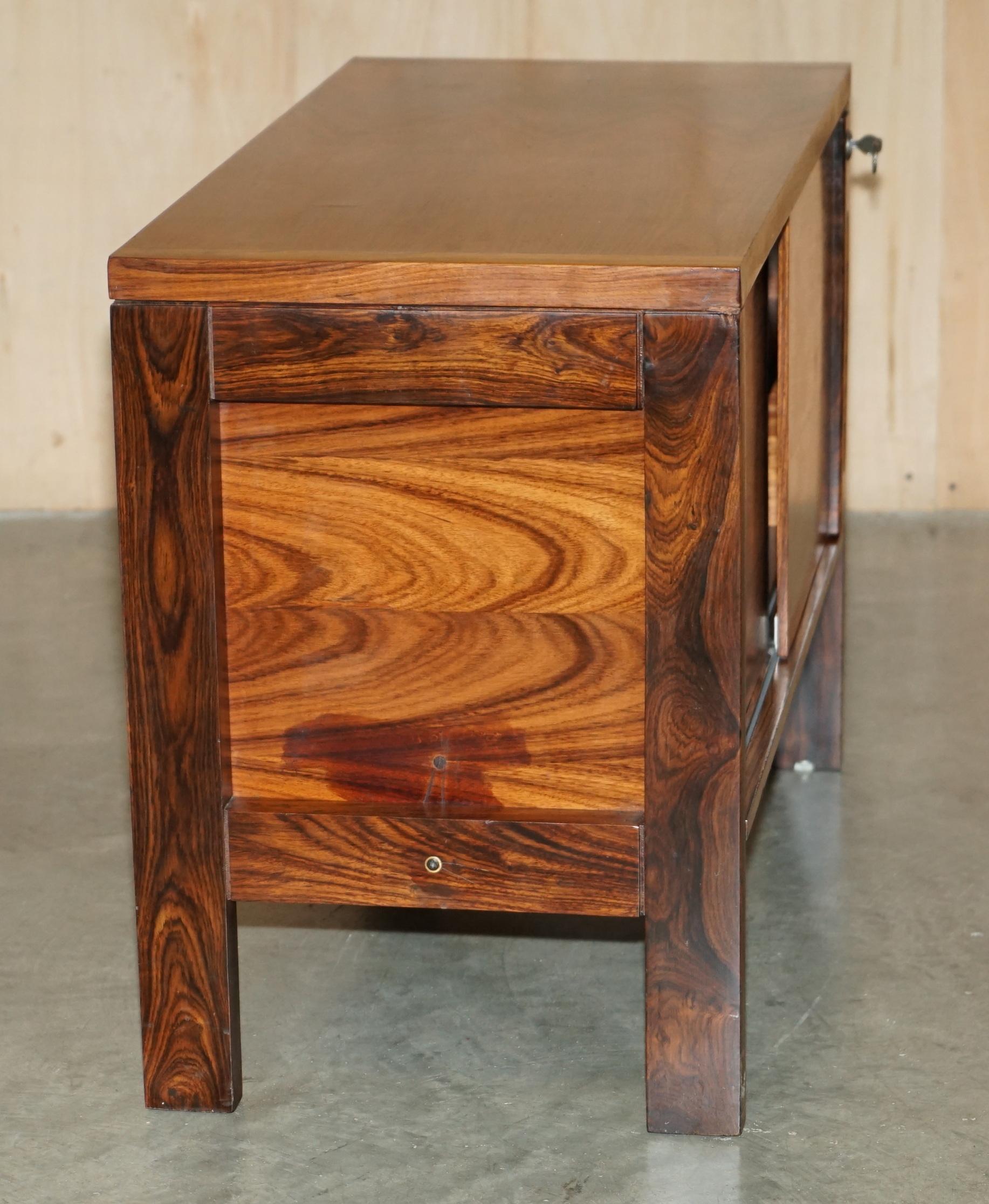 STUNNING PAIR OF MiD CENTURY MODERN BRAZILLIAN WOOD DANISH CABINETS OR CUPBOARDS im Angebot 2