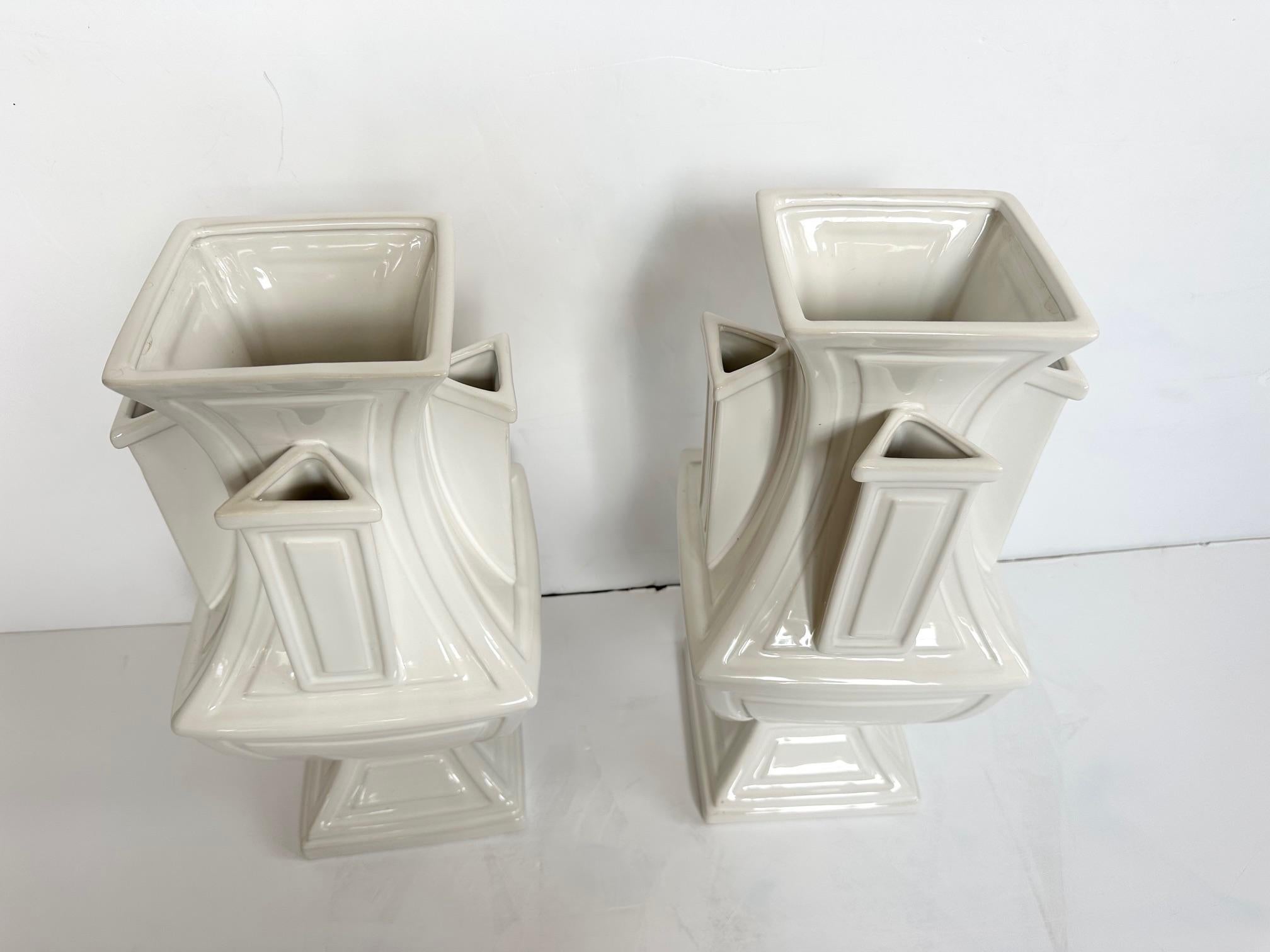 Paire d'étonnants vases de style moderne du milieu du siècle avec un magnifique design angulaire.
