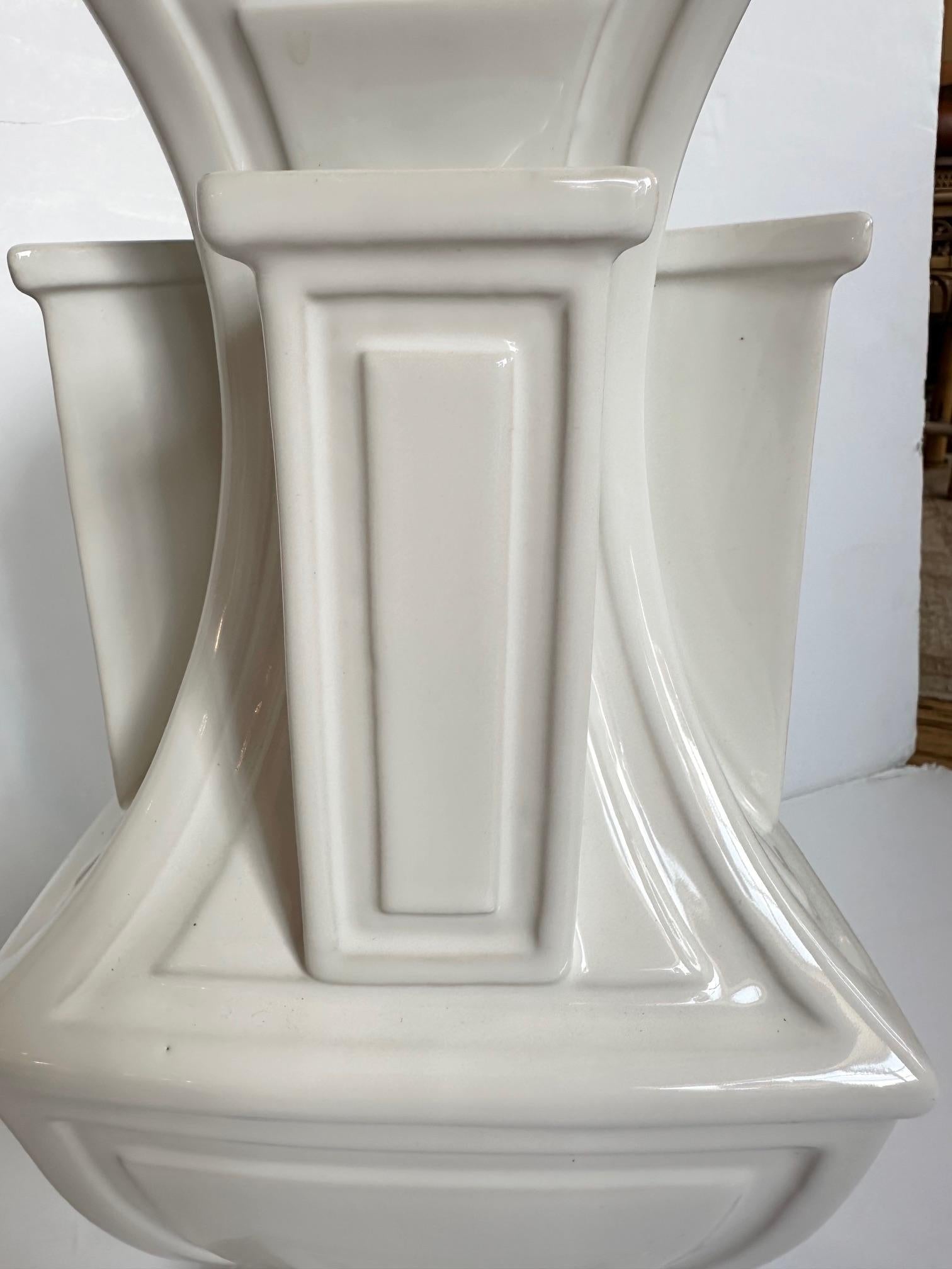 Superbe paire de vases italiens modernes du milieu du siècle dernier Bon état - En vente à Hopewell, NJ