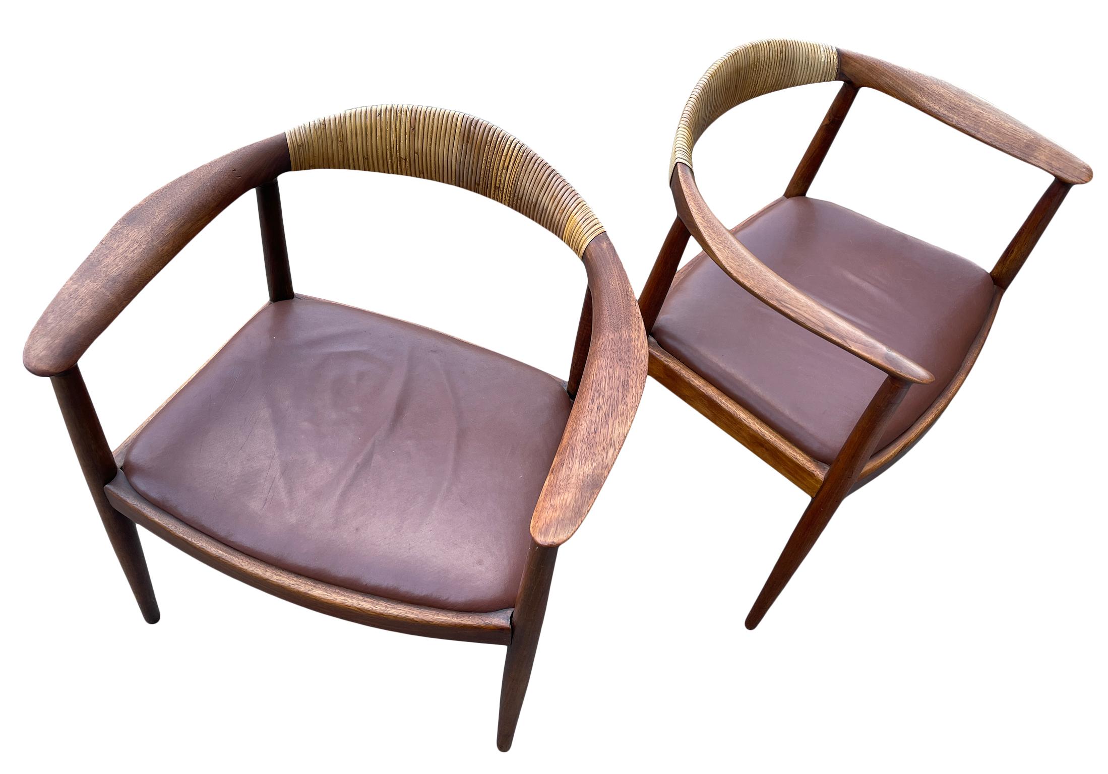 Stunning Pair of Mid-Century Modern Oak Leather Armchairs Style of Hans Wegner  4
