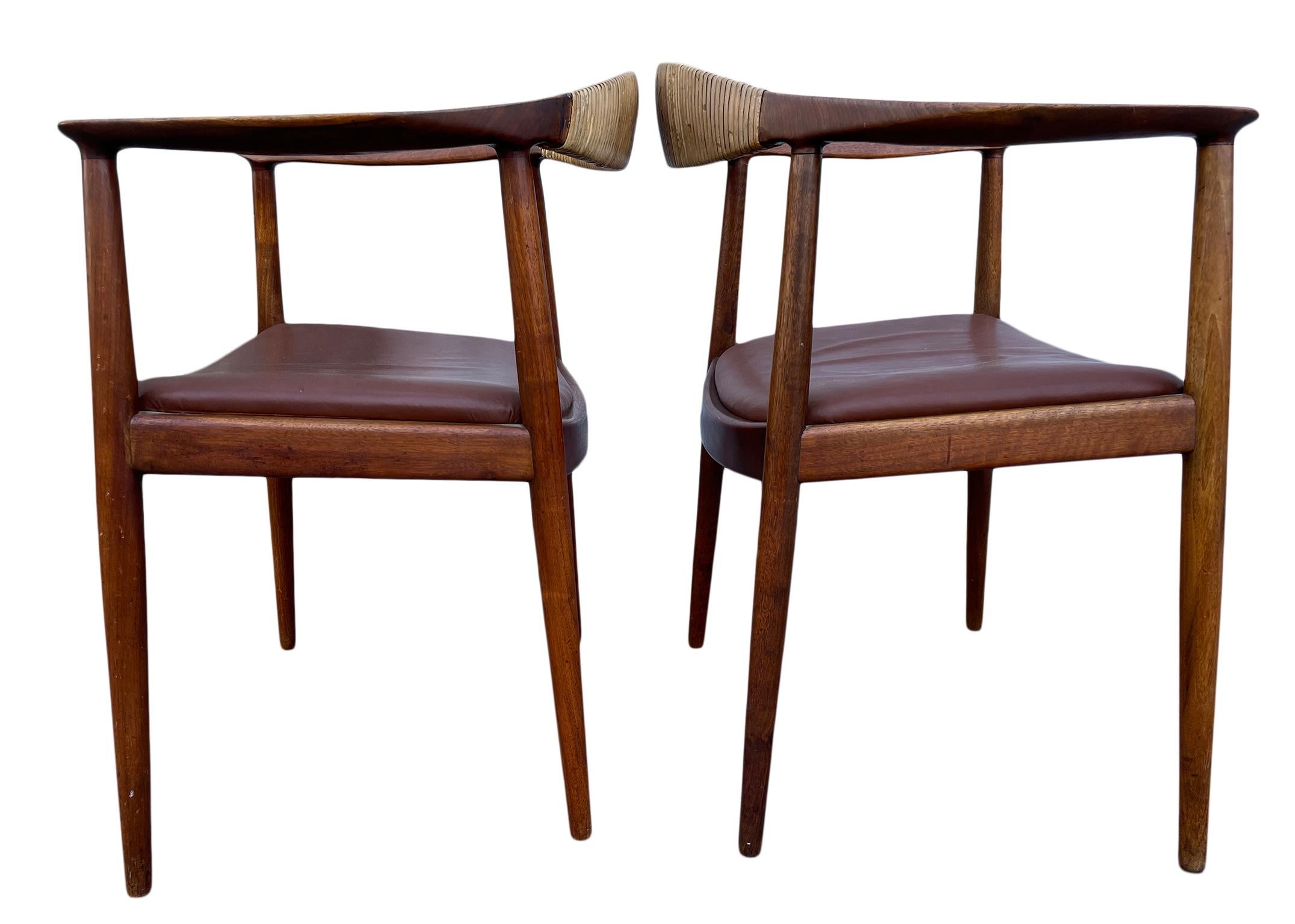 Stunning Pair of Mid-Century Modern Oak Leather Armchairs Style of Hans Wegner In Good Condition In BROOKLYN, NY