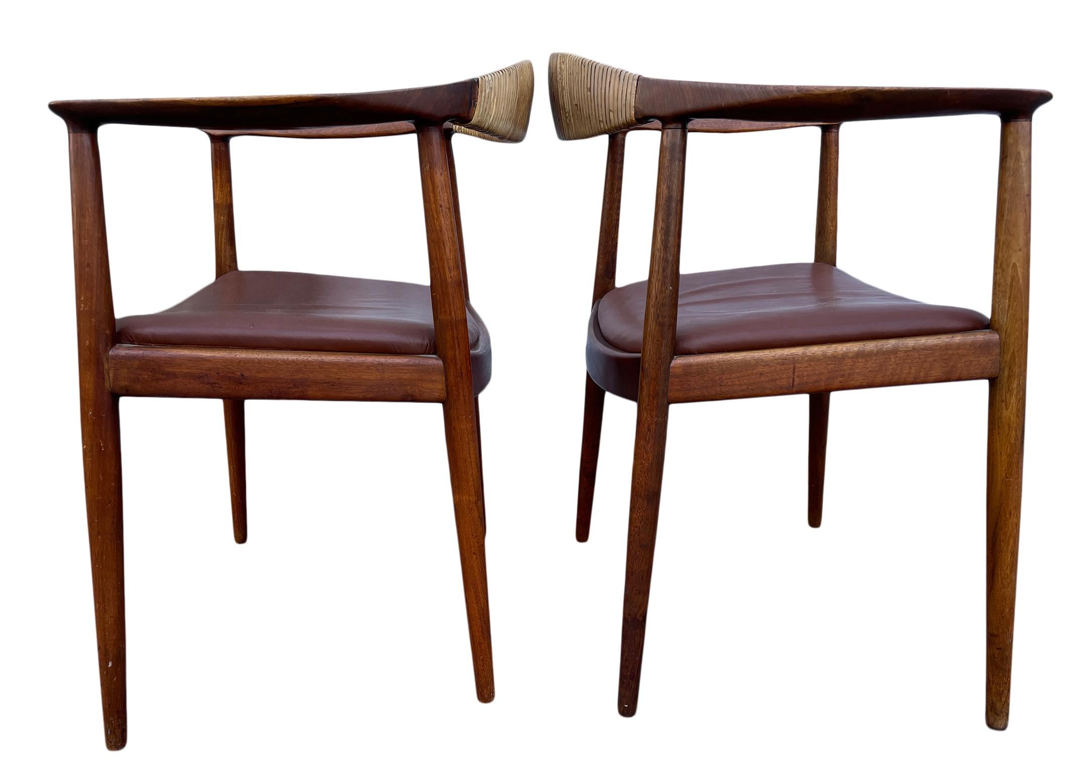 Stunning Pair of Mid-Century Modern Oak Leather Armchairs Style of Hans Wegner  In Good Condition In BROOKLYN, NY