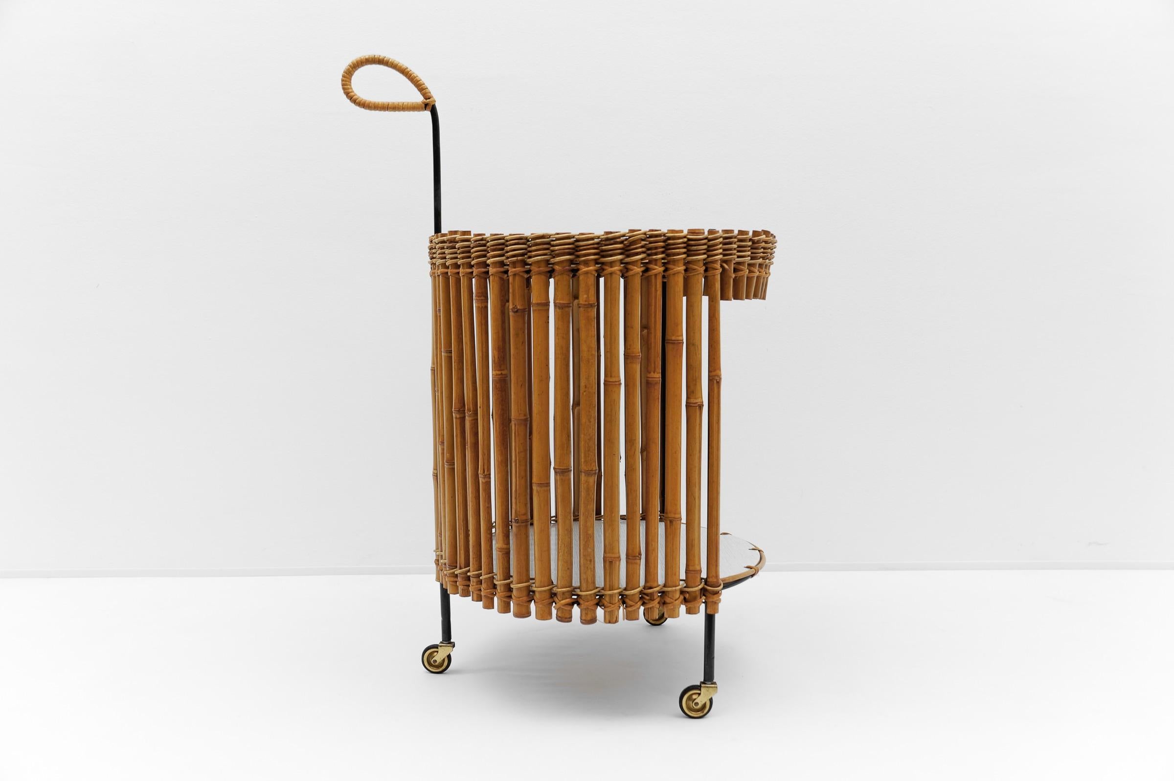 Superbe paire de chariots de service ronds en bambou, années 1960 en vente 3