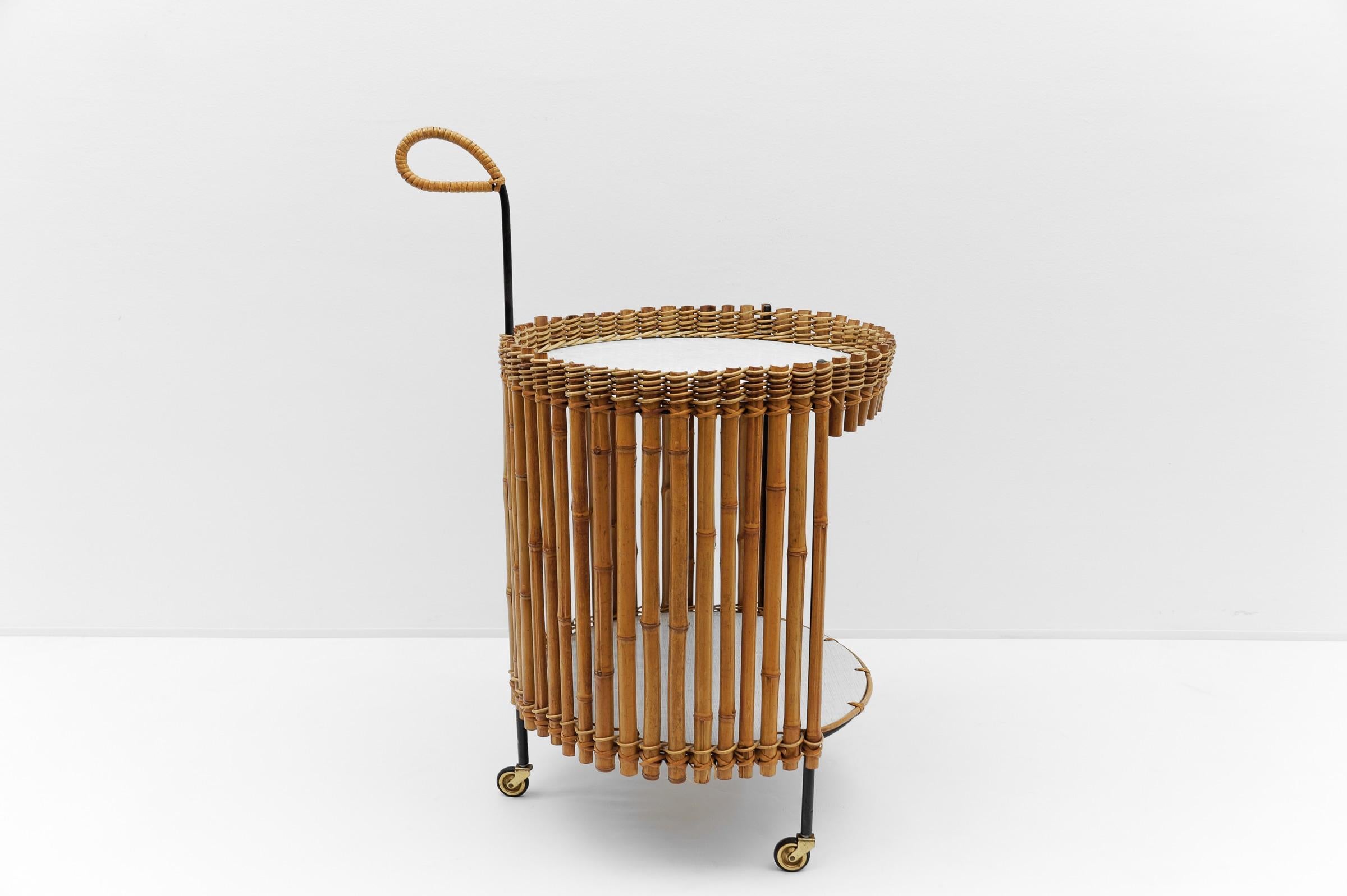 Superbe paire de chariots de service ronds en bambou, années 1960 en vente 4