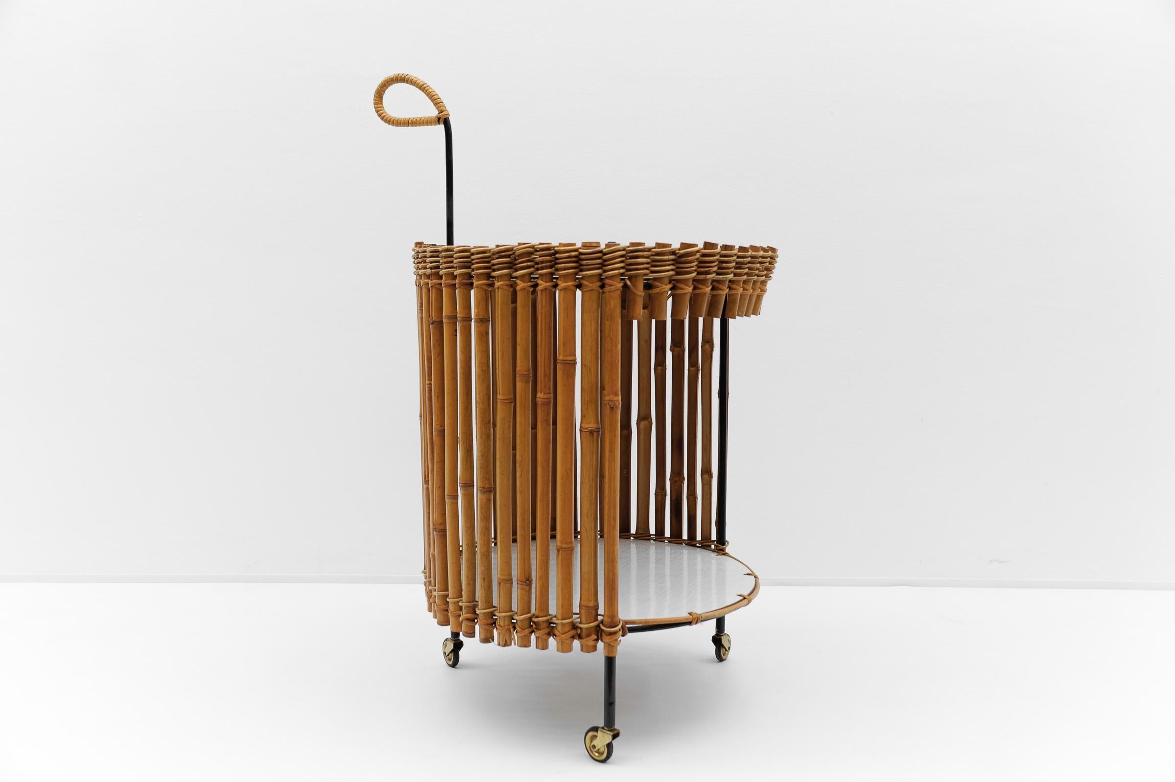 Superbe paire de chariots de service ronds en bambou, années 1960 en vente 5