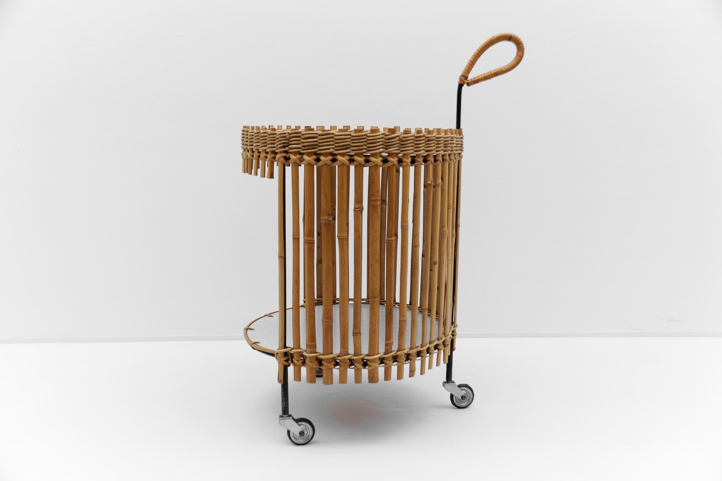 Superbe paire de chariots de service ronds en bambou, années 1960 en vente 9