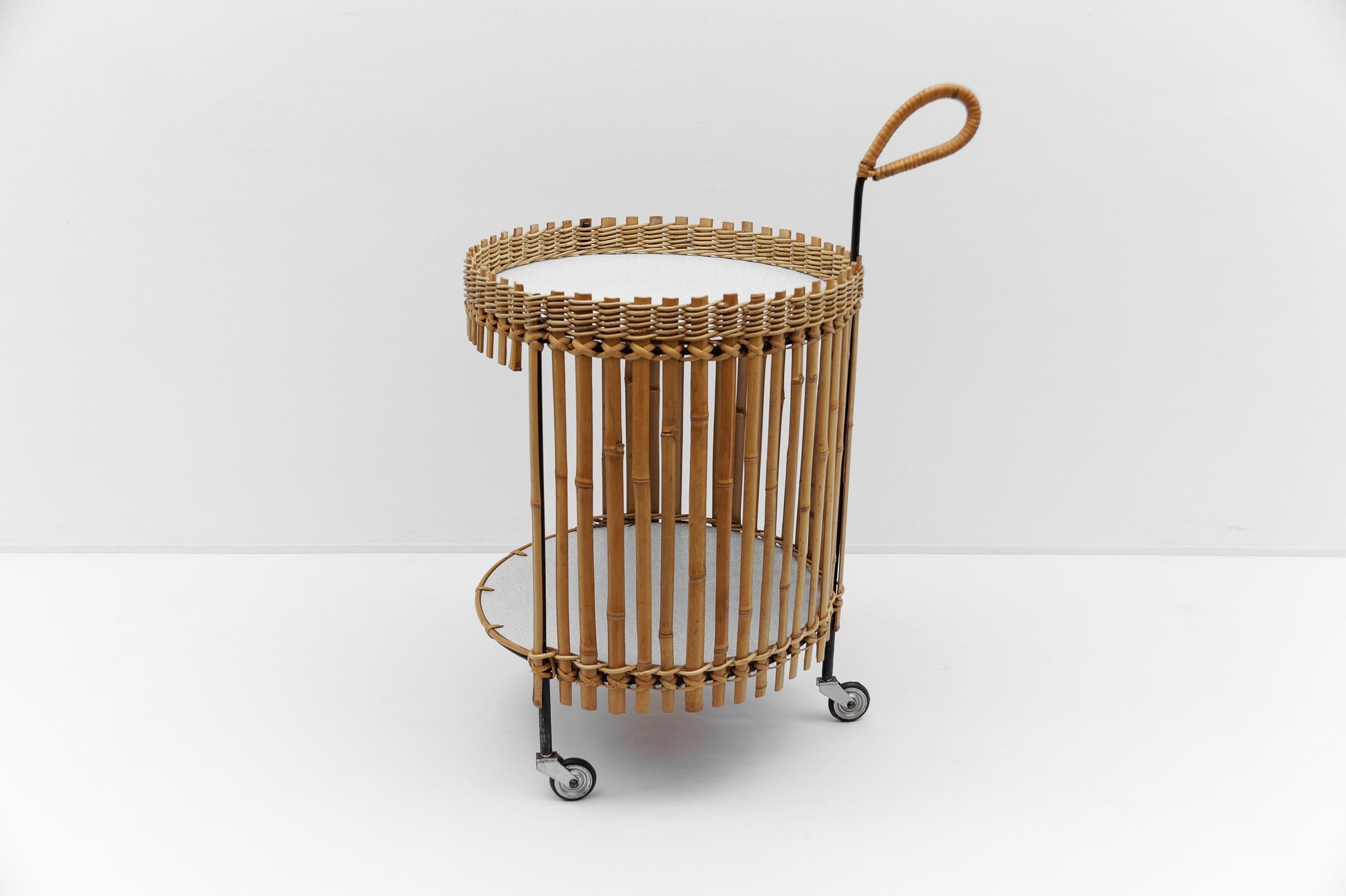 Superbe paire de chariots de service ronds en bambou, années 1960 en vente 11