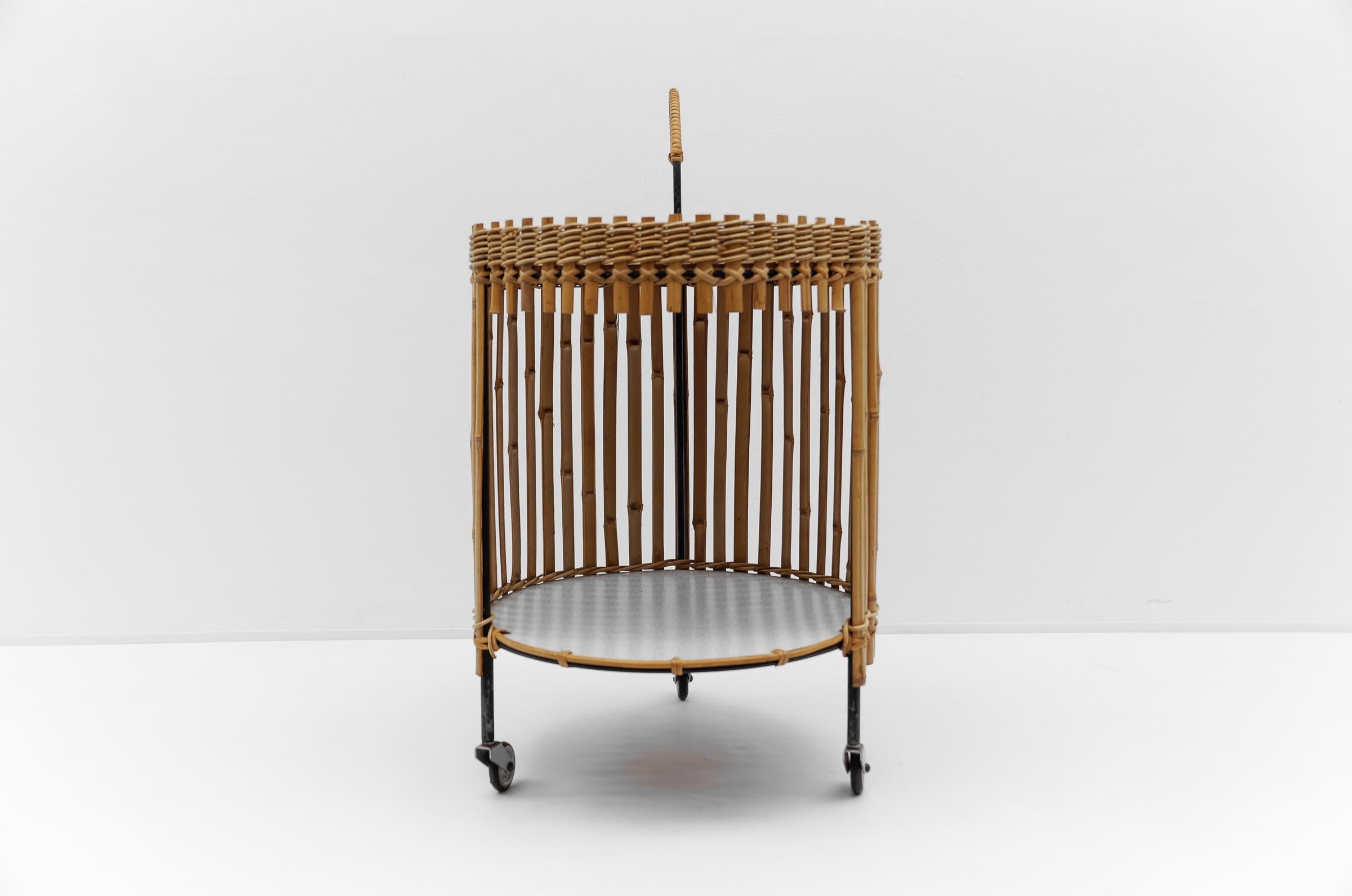 Superbe paire de chariots de service ronds en bambou, années 1960 en vente 12