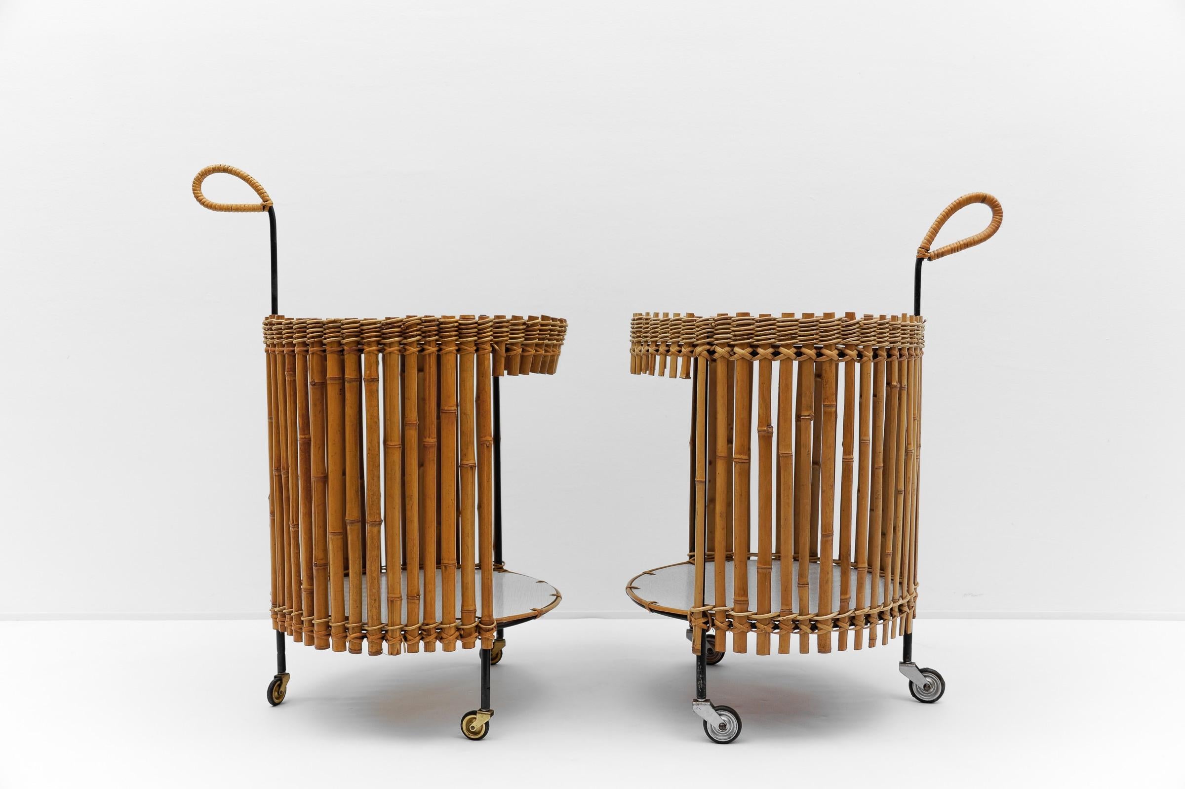 Superbe paire de chariots de service ronds en bambou, années 1960
