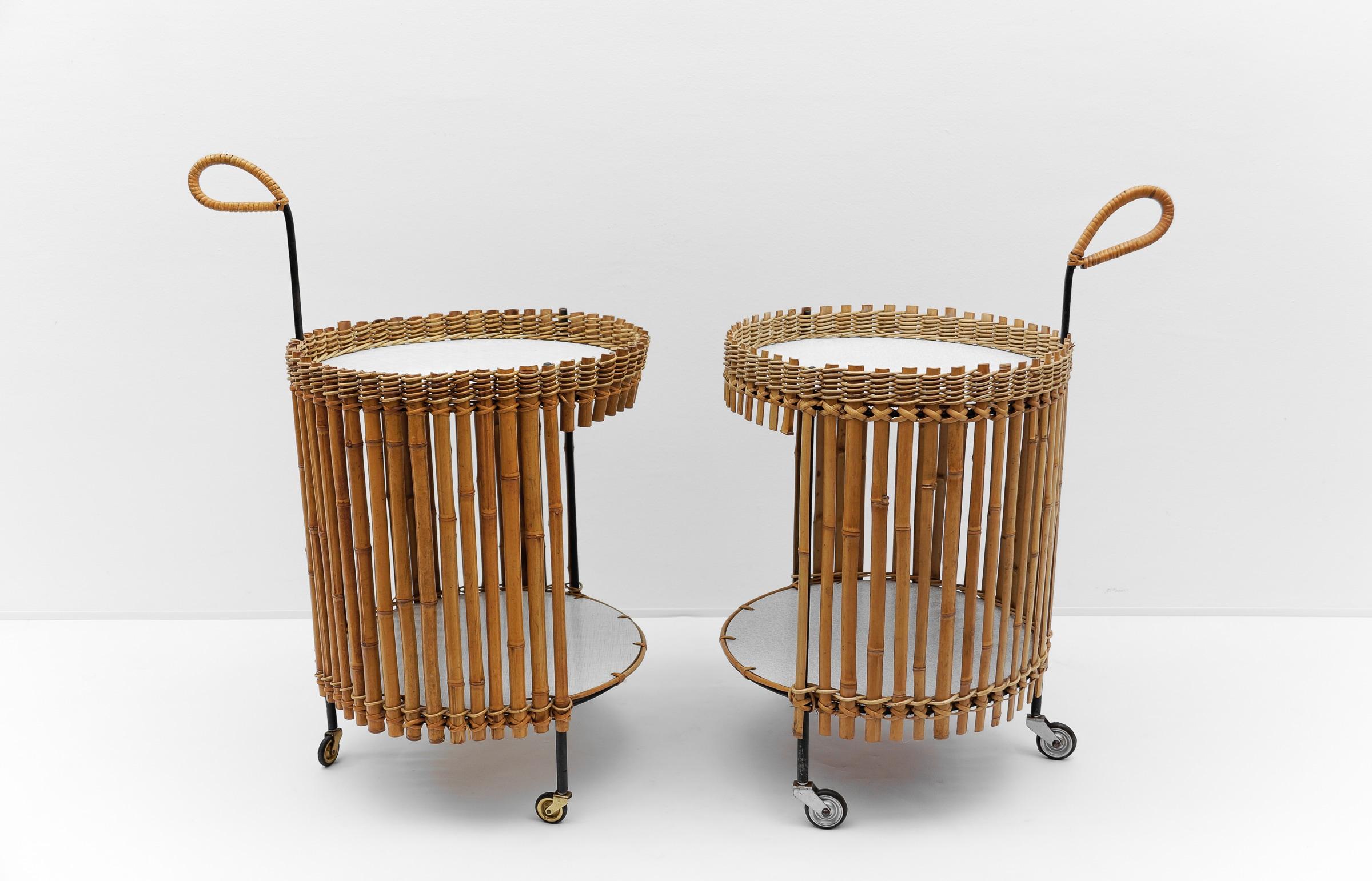 Mid-Century Modern Superbe paire de chariots de service ronds en bambou, années 1960 en vente