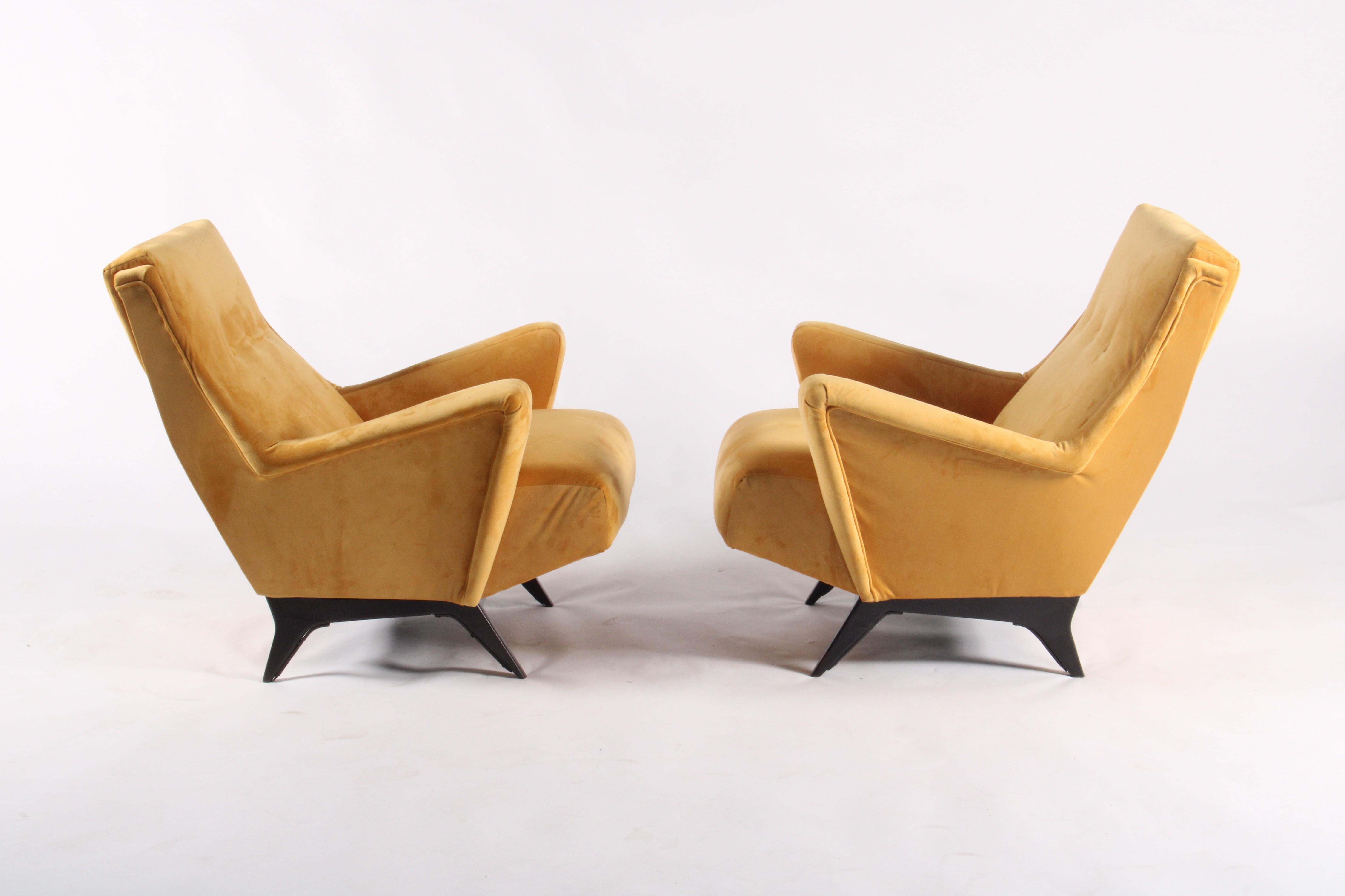 Velours Superbe paire de fauteuils italiens du milieu du siècle dernier dans le style de Guglielmo Pecorini en vente