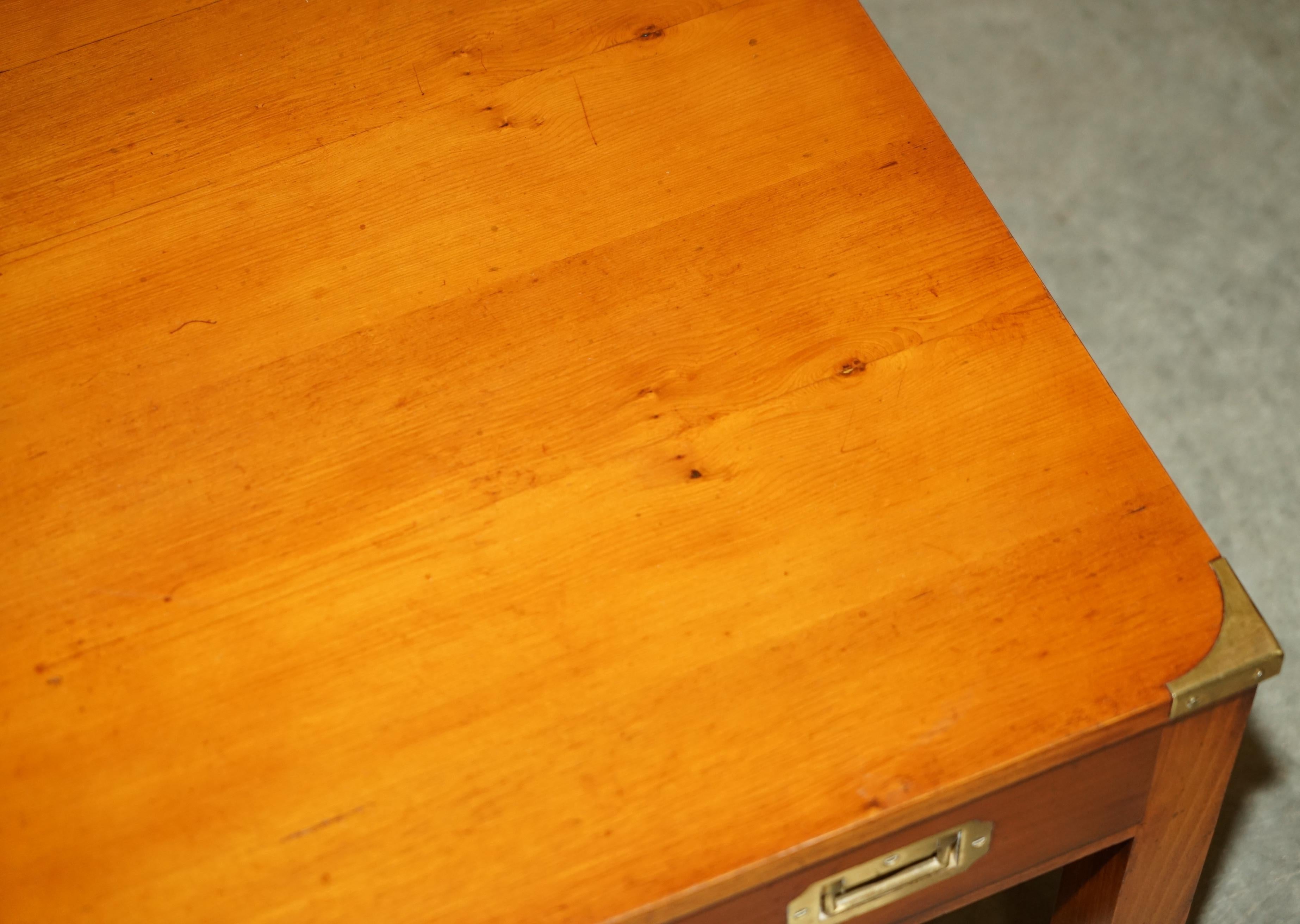 SUPERBE PAIRE DE TABLE D'ACCOMPAGNEMENT EN BOIS D'OEUVRE MILITAIRE A Tiroir Unique en vente 9
