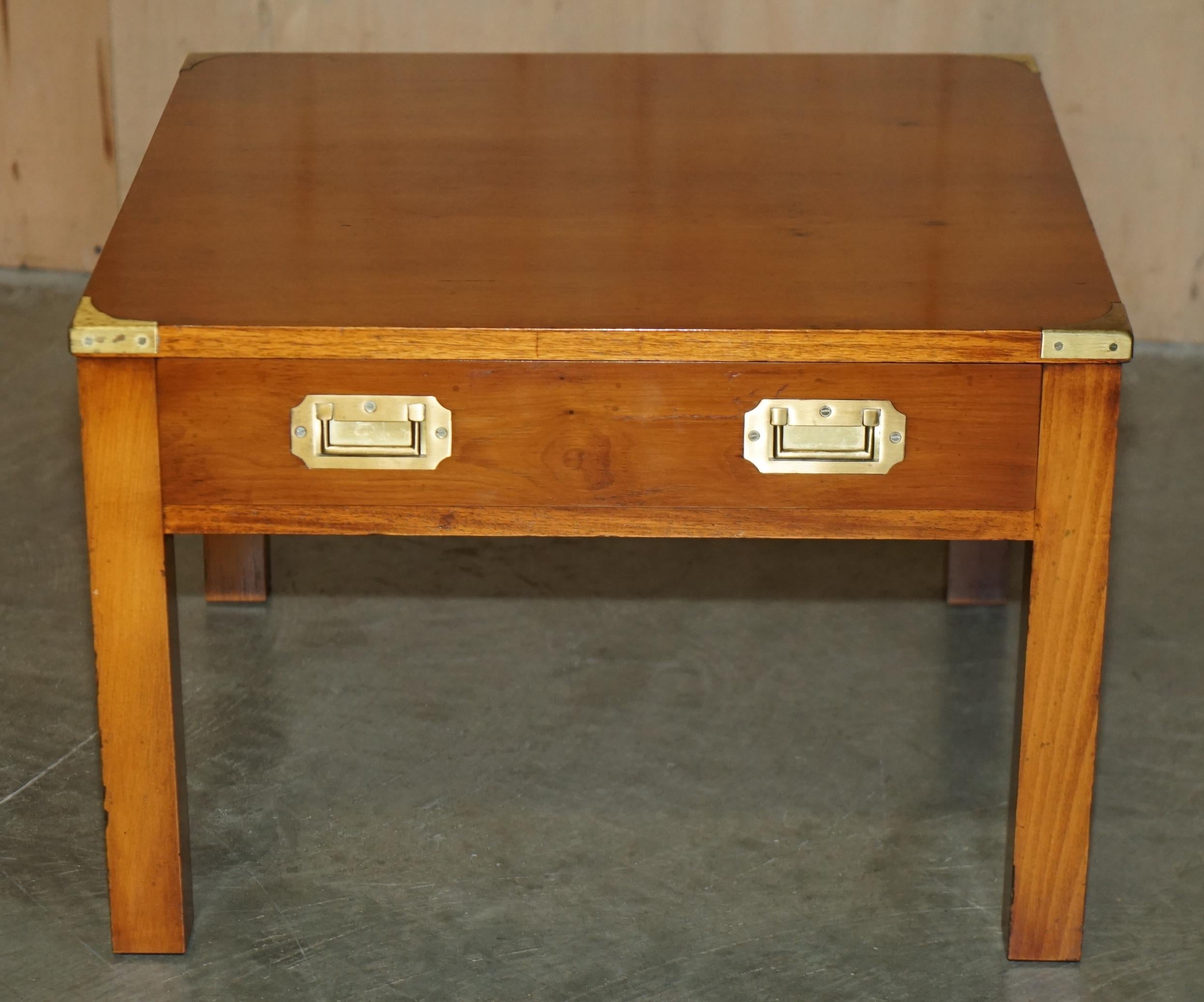 SUPERBE PAIRE DE TABLE D'ACCOMPAGNEMENT EN BOIS D'OEUVRE MILITAIRE A Tiroir Unique en vente 10