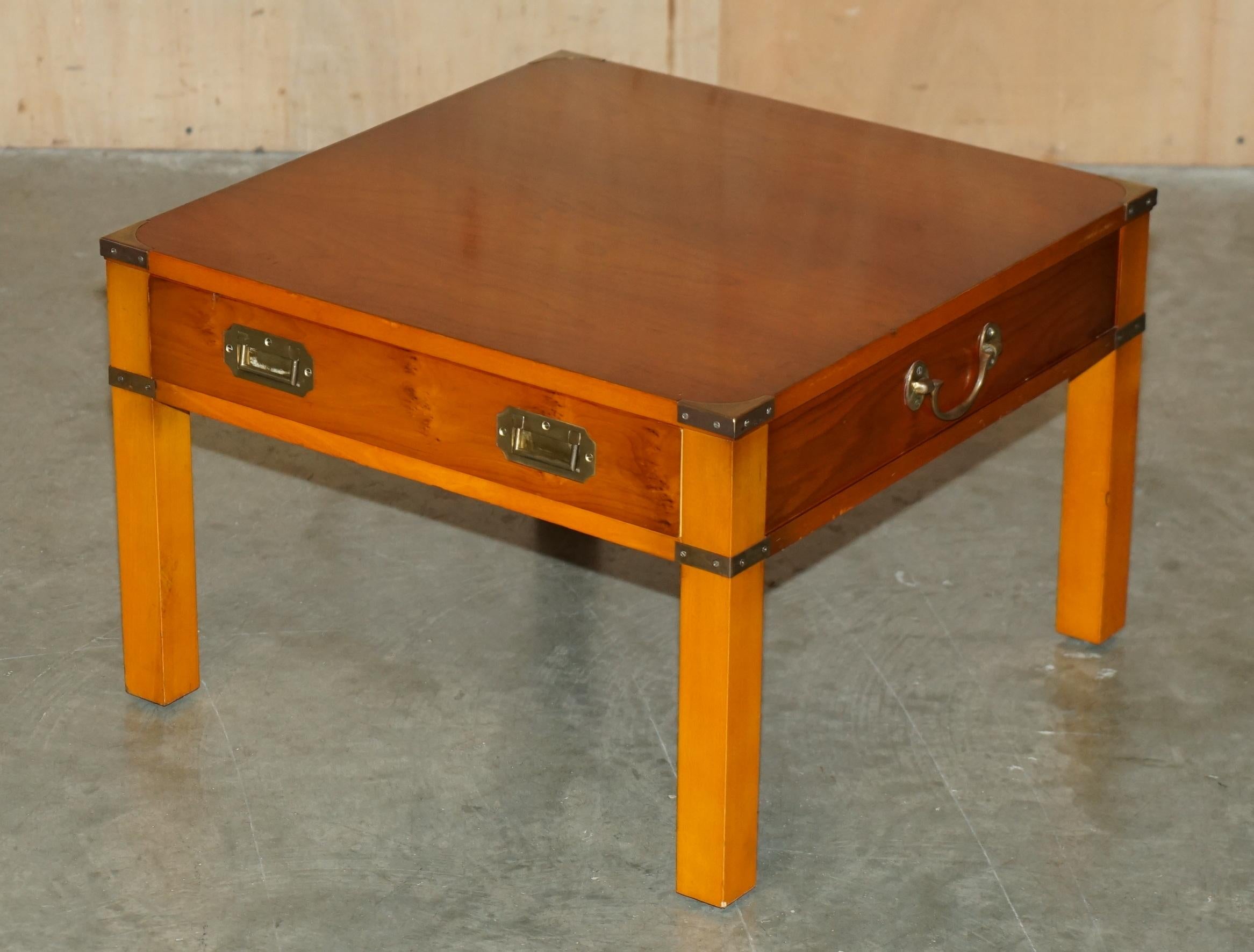 Royal House Antiques

The House Antiques a le plaisir d'offrir à la vente cette sublime paire de tables d'appoint de campagne militaire avec de larges tiroirs en bois d'if.

Veuillez noter que les frais de livraison indiqués sont donnés à titre