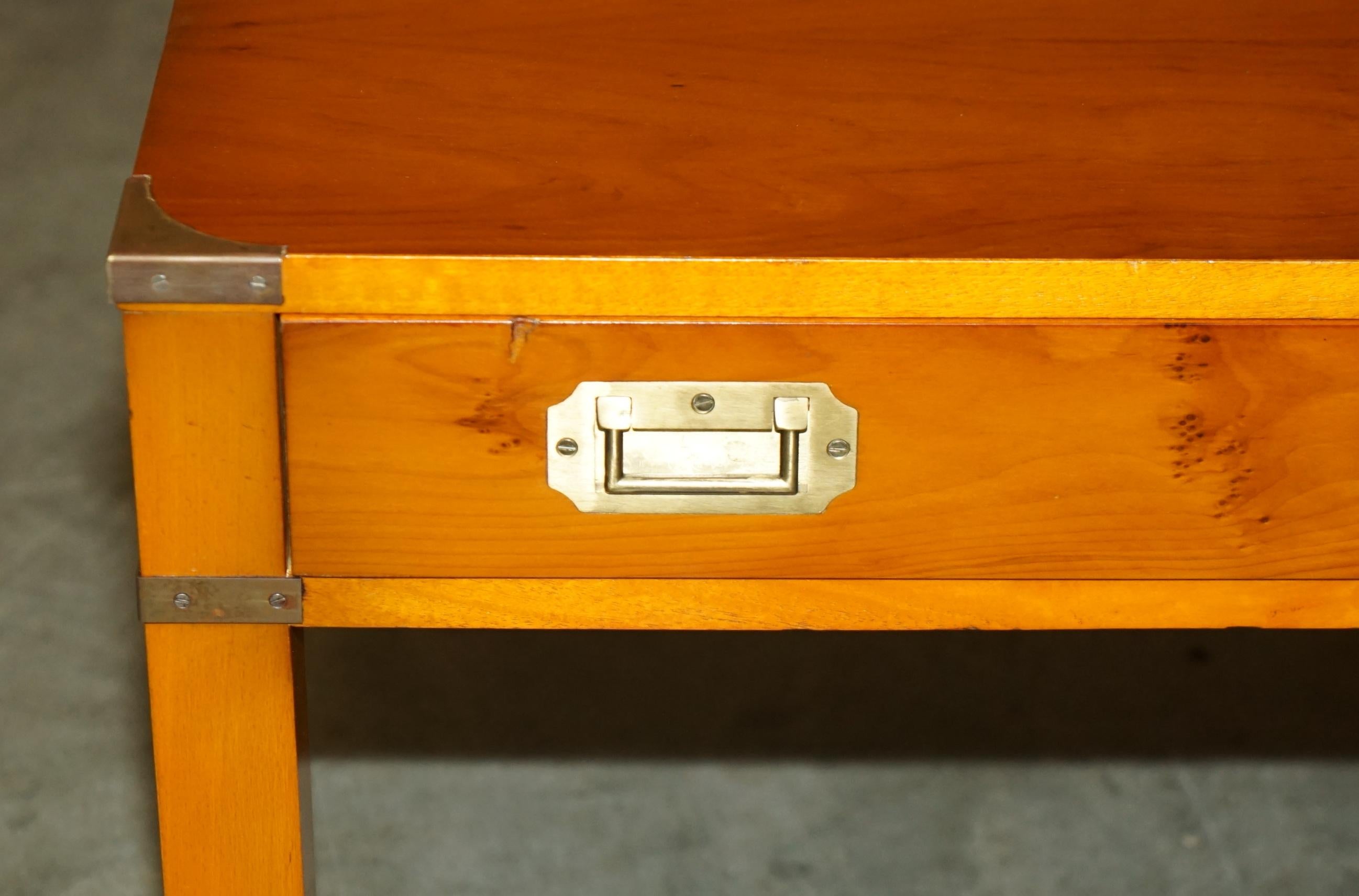 Fait main SUPERBE PAIRE DE TABLE D'ACCOMPAGNEMENT EN BOIS D'OEUVRE MILITAIRE A Tiroir Unique en vente