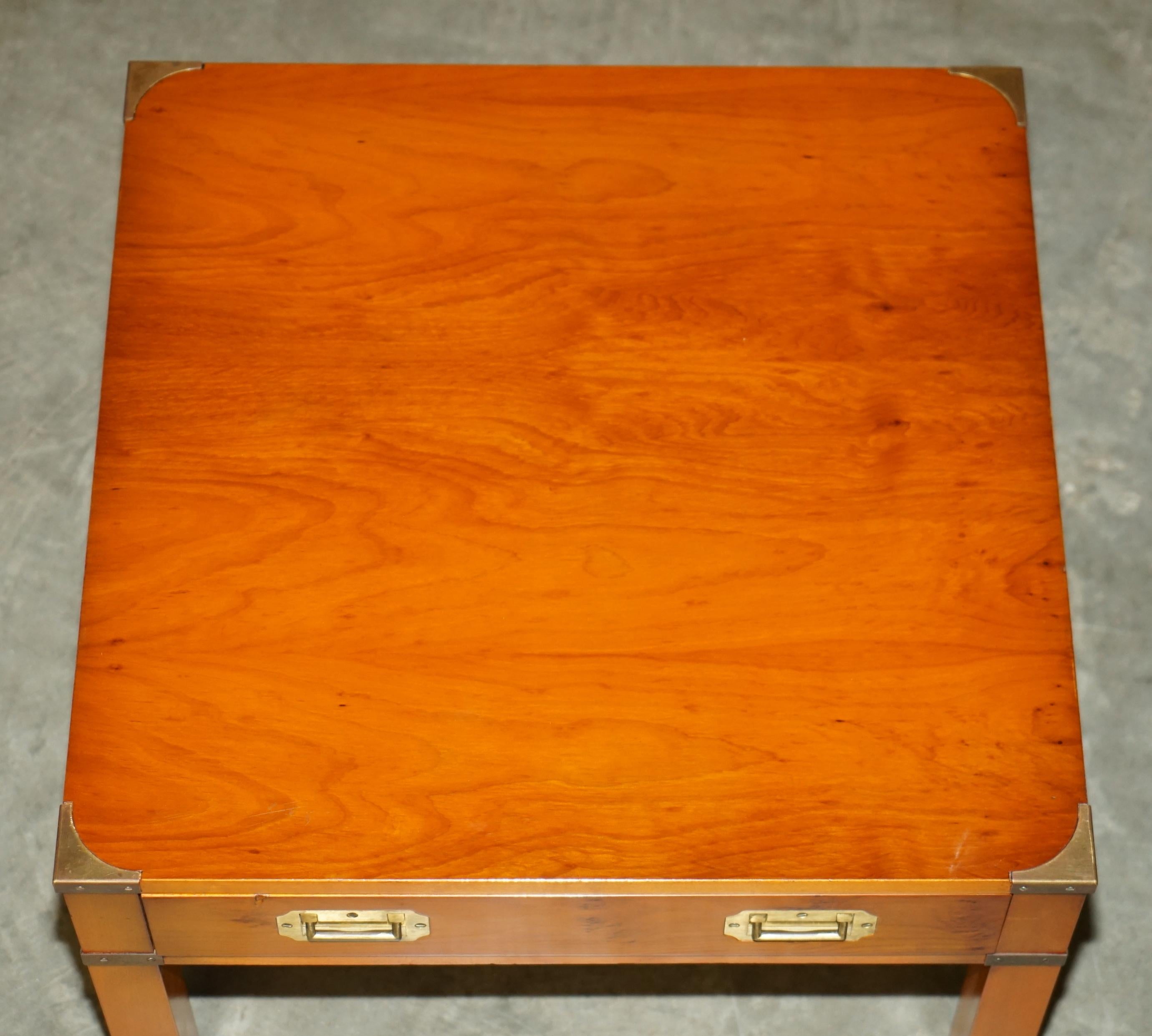 20ième siècle SUPERBE PAIRE DE TABLE D'ACCOMPAGNEMENT EN BOIS D'OEUVRE MILITAIRE A Tiroir Unique en vente