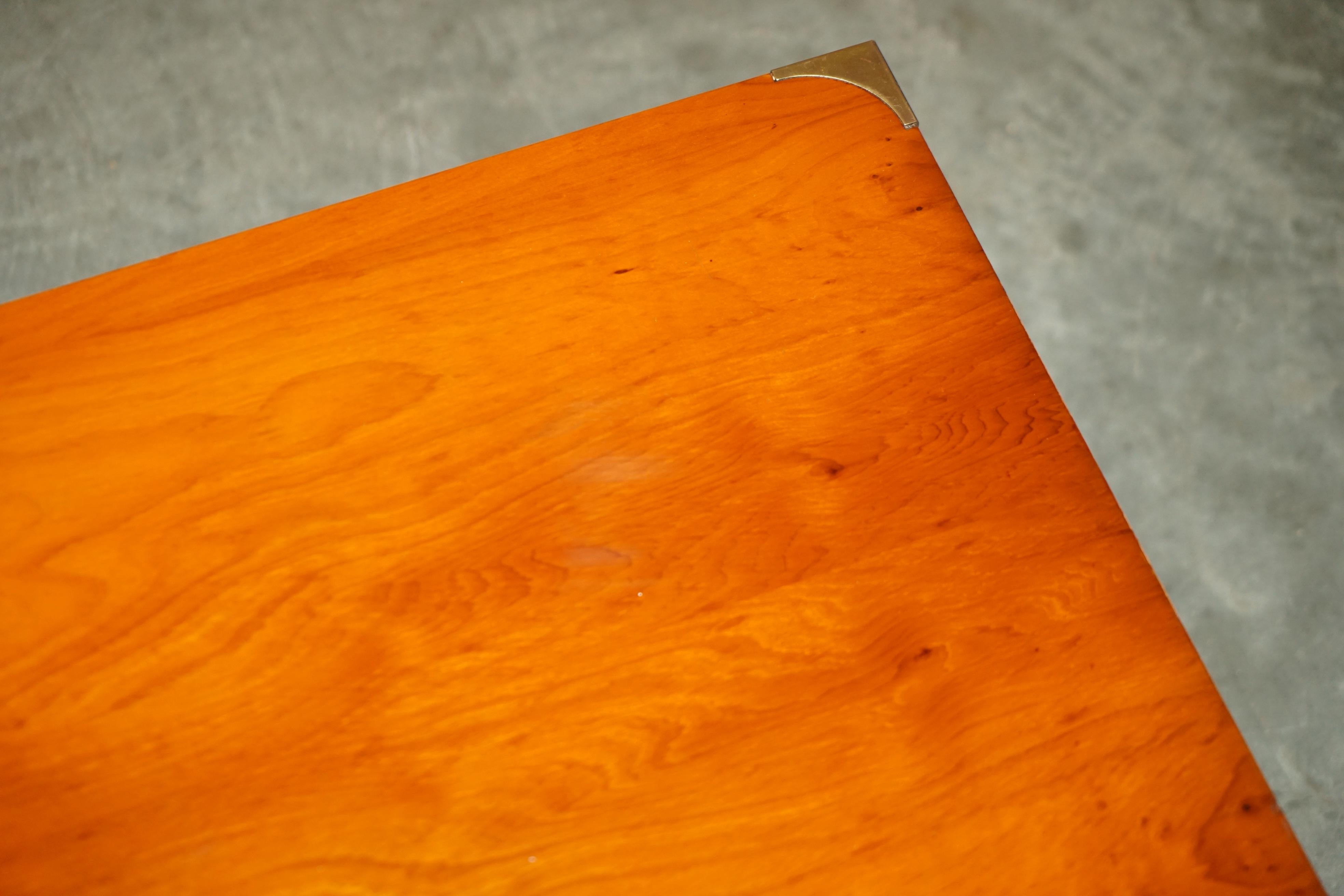 Laiton SUPERBE PAIRE DE TABLE D'ACCOMPAGNEMENT EN BOIS D'OEUVRE MILITAIRE A Tiroir Unique en vente