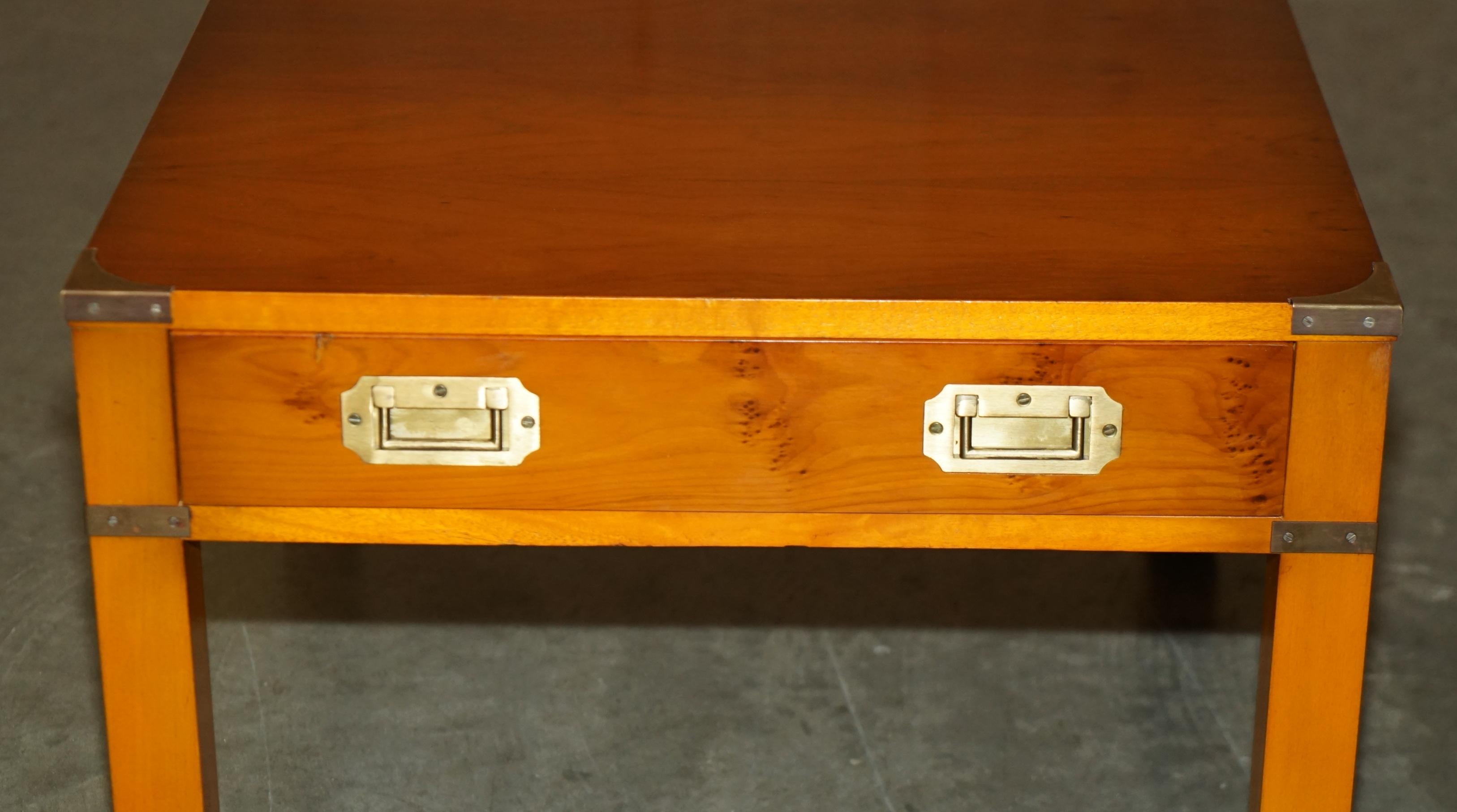 SUPERBE PAIRE DE TABLE D'ACCOMPAGNEMENT EN BOIS D'OEUVRE MILITAIRE A Tiroir Unique en vente 1