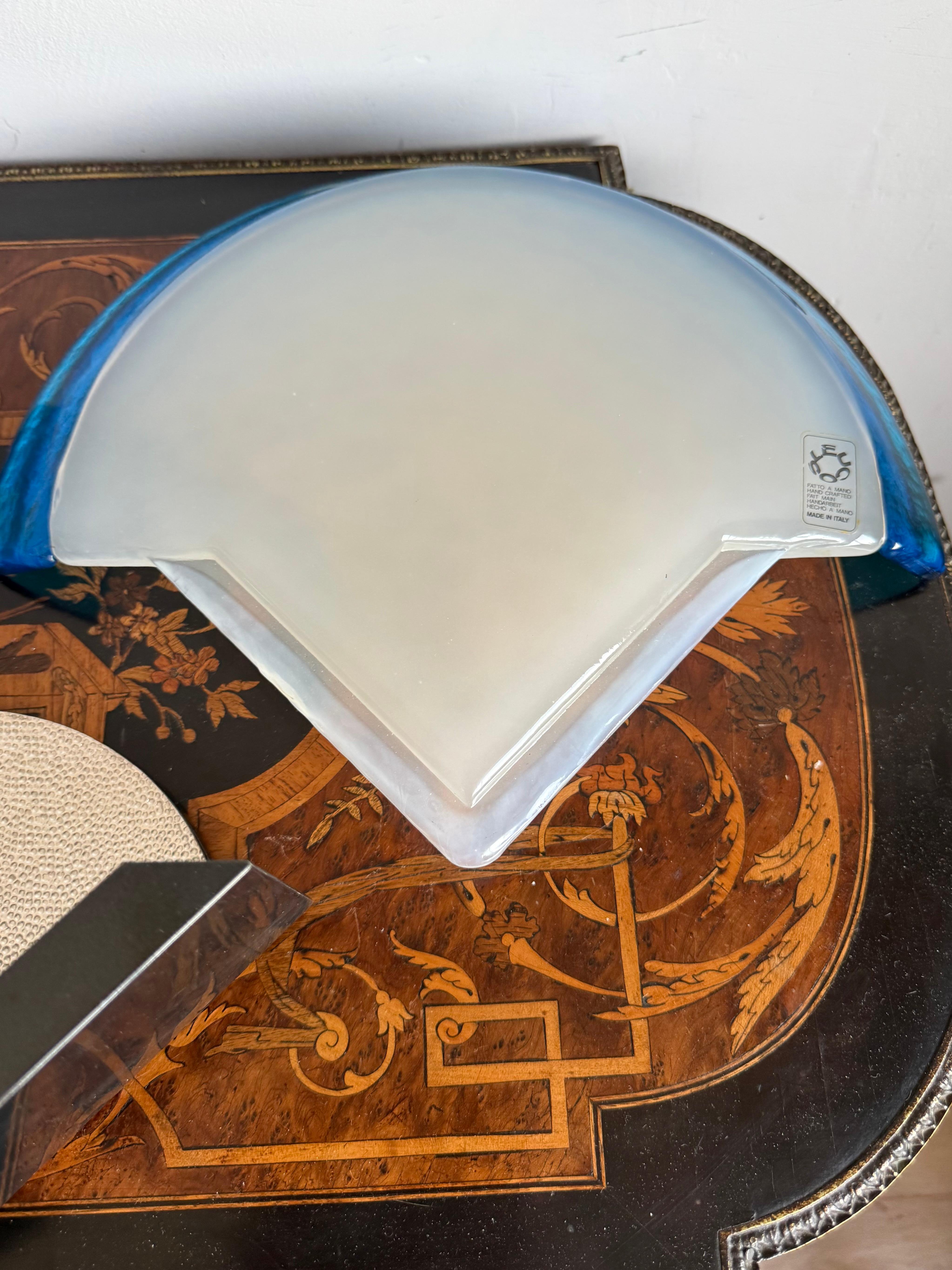 Apliques de cristal de Murano de Leucos en excelente estado, con borde azul y monturas en forma de V.

Extraordinario par de apliques escultóricos de Leucos, fabricados en Italia en la década de 1980. Estas piezas son un ejemplo de artesanía y