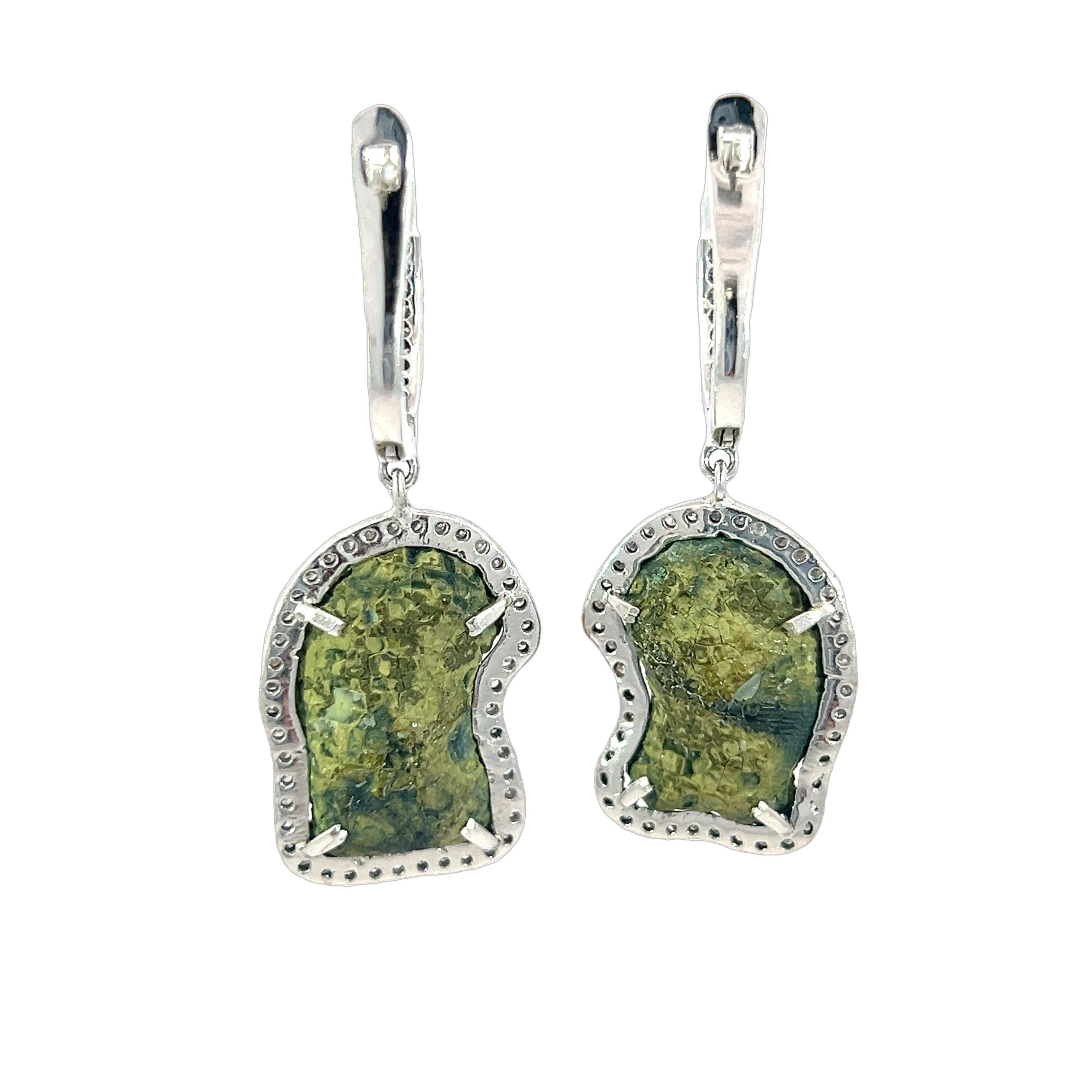 Stunning pair of natural Druzy quartz and diamonds earrings In New Condition For Sale In New York, NY