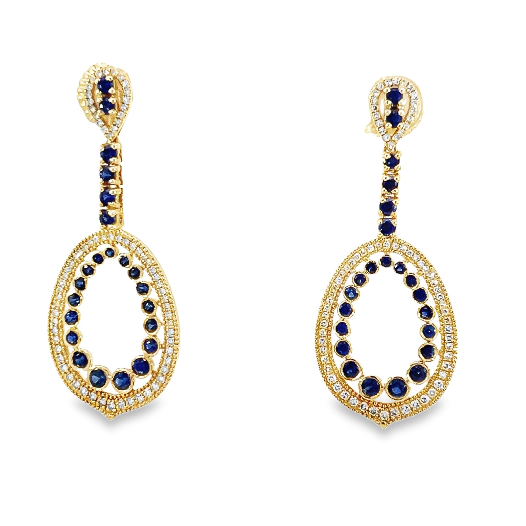 Scopri il fascino di questi splendidi orecchini in oro giallo 14 Kt impreziositi da 2,25 carati di zaffiro blu e 0,85 carati di diamanti. Il loro design intricato presenta un delicato equilibrio di eleganza e modernità, rendendoli l'accessorio