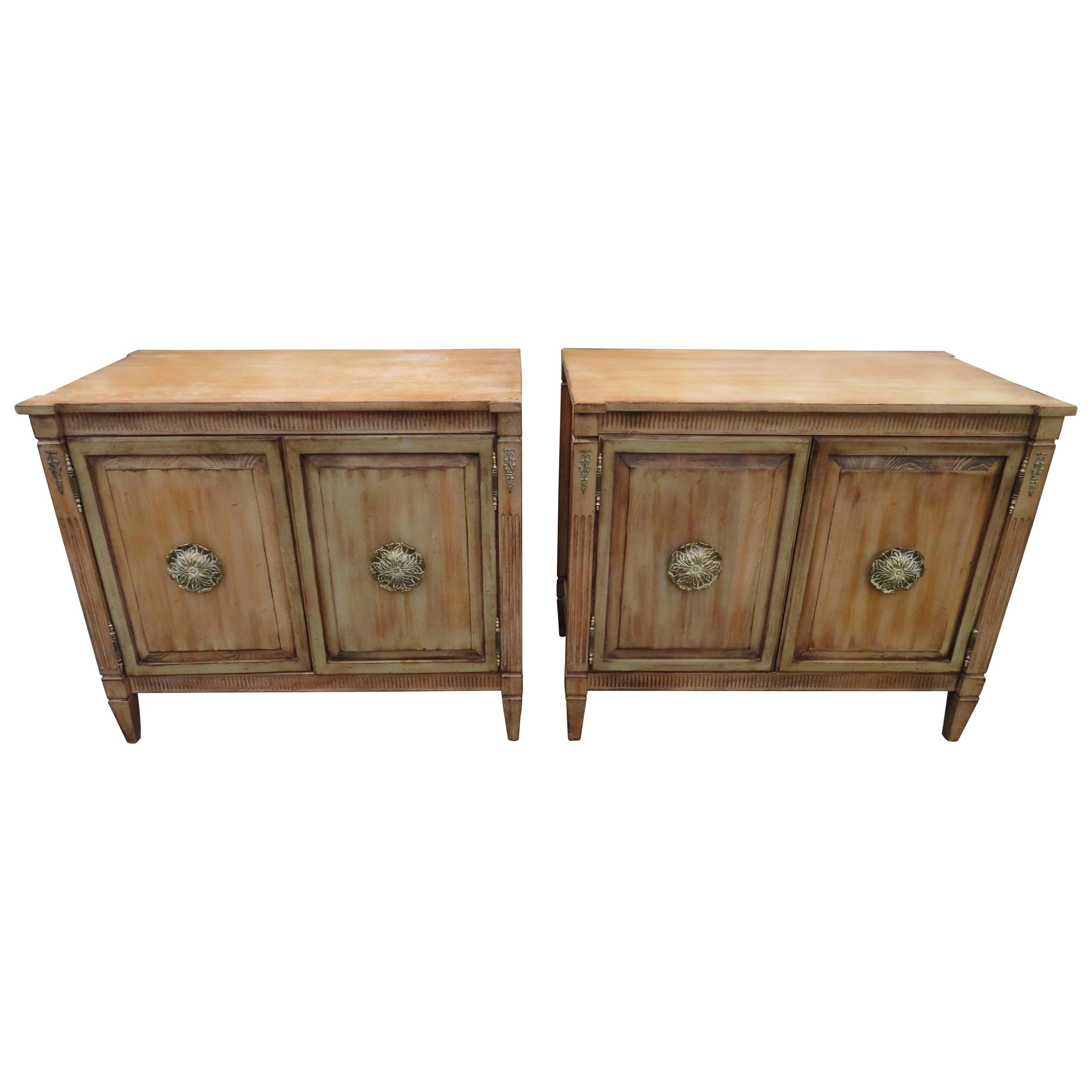 Stupefacente coppia di cassapanche neoclassiche afflitte Hollywood Regency
