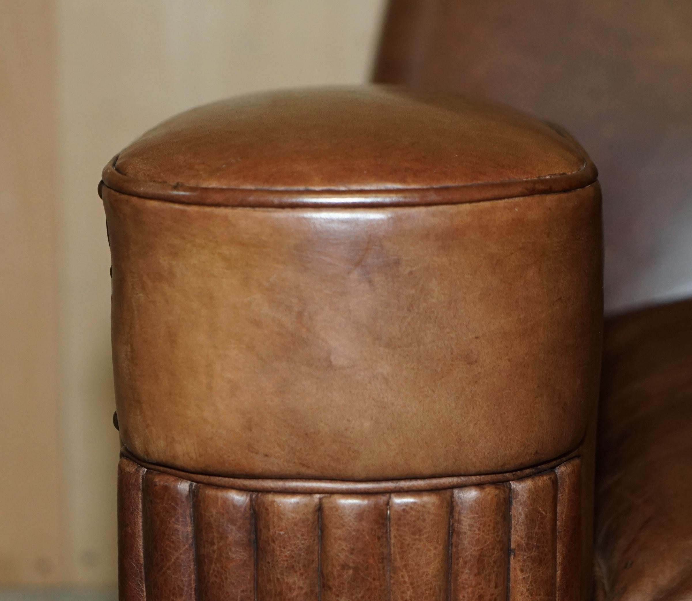 Superbe paire de fauteuils d'époque ART DECO HERITAGE en cuir marron des années 1920. en vente 1