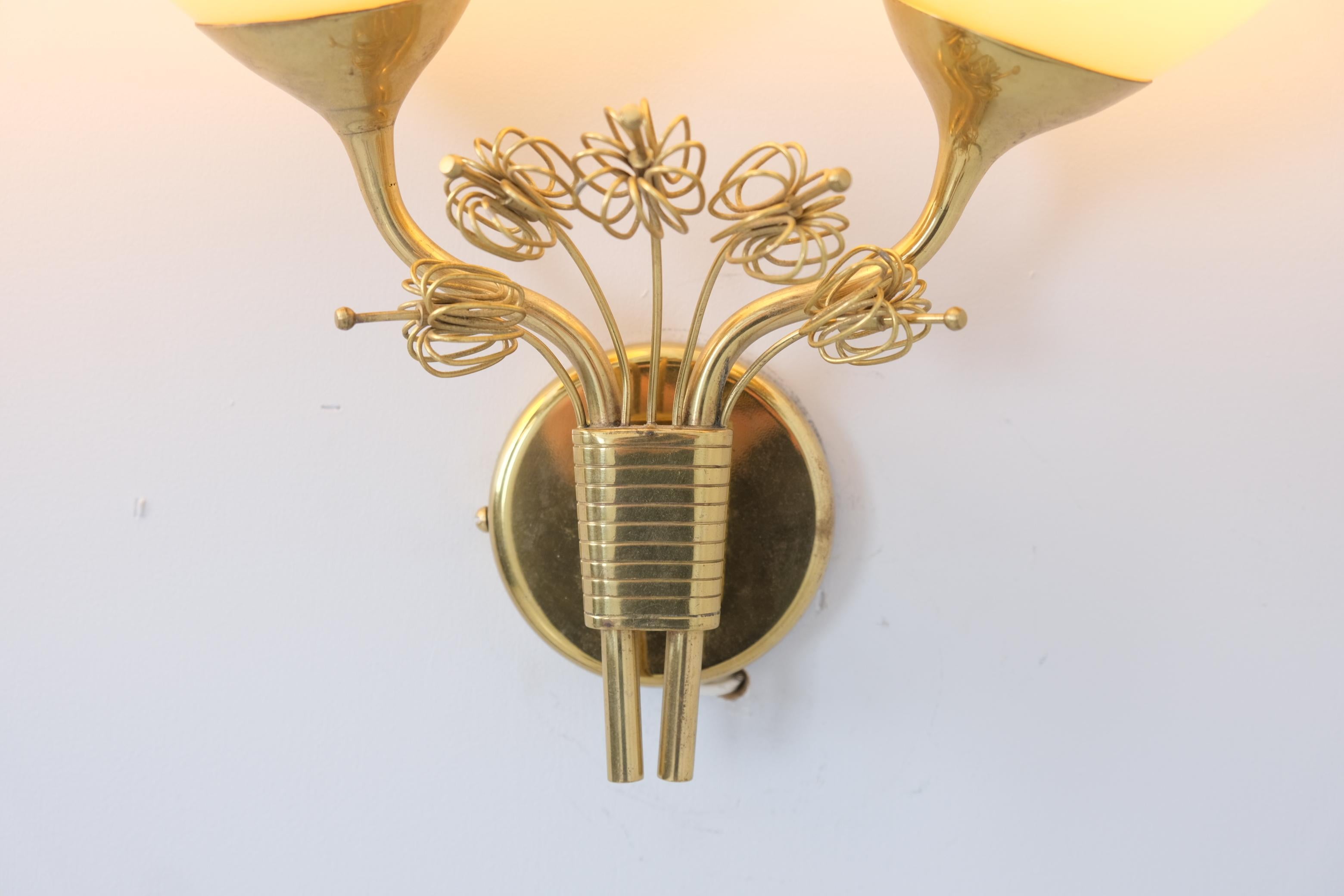 Metà XX secolo Splendida coppia di lampade da parete Paavo Tynell 9453 in ottone e vetro, Taito anni '50 in vendita