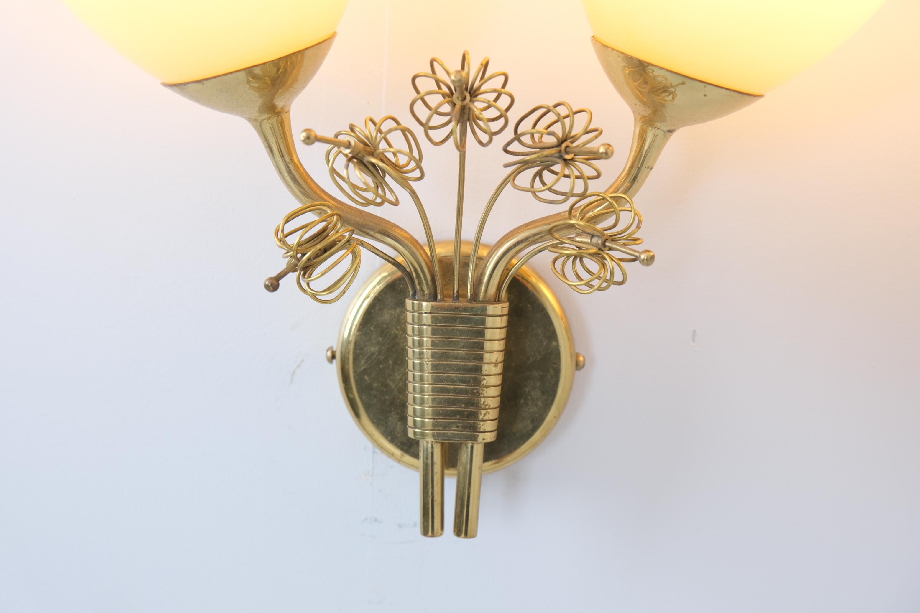 Metallo Splendida coppia di lampade da parete Paavo Tynell 9453 in ottone e vetro, Taito anni '50 in vendita
