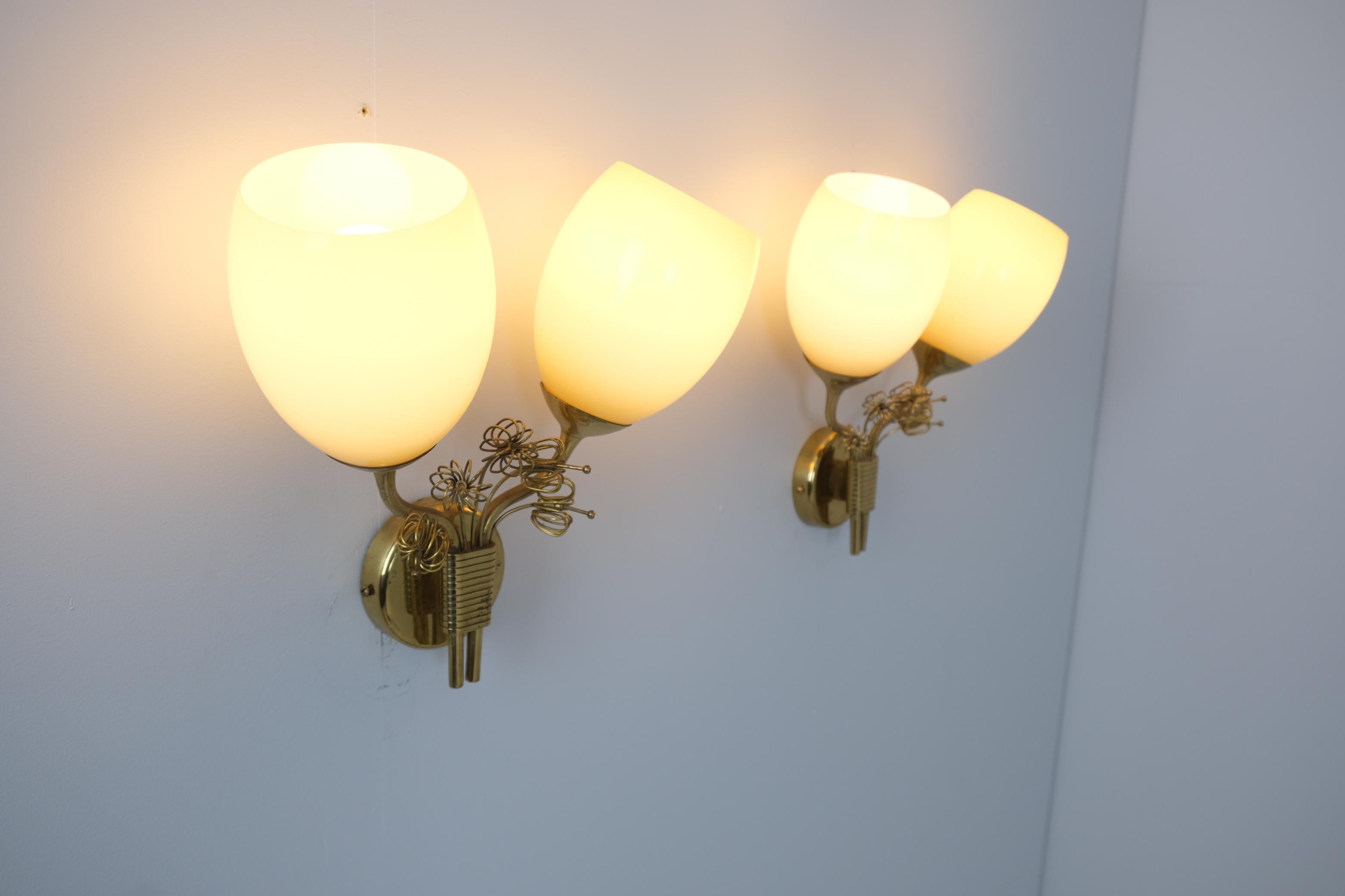 Splendida coppia di lampade da parete Paavo Tynell 9453 in ottone e vetro, Taito anni '50 in vendita 1