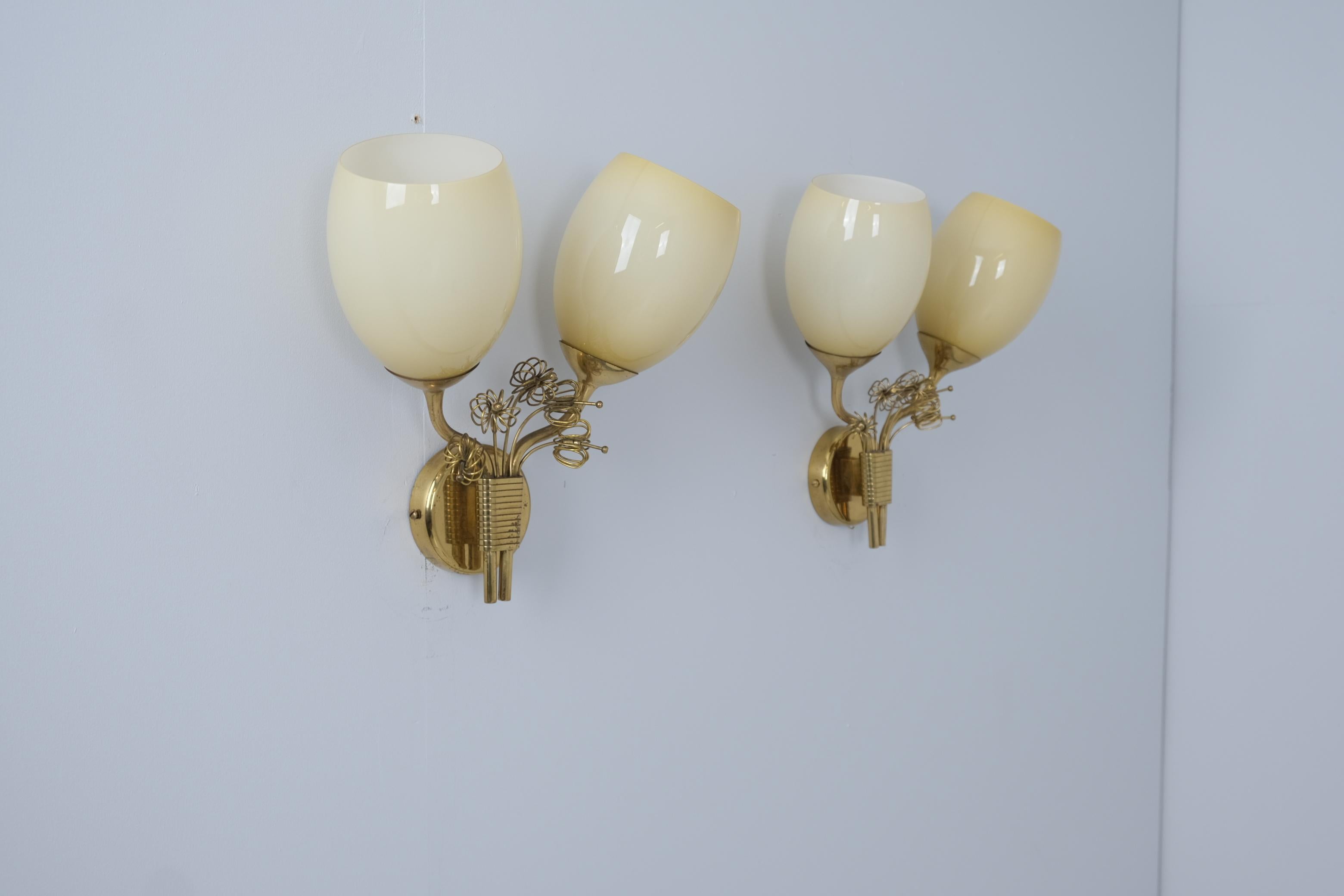Splendida coppia di lampade da parete Paavo Tynell 9453 in ottone e vetro, Taito anni '50 in vendita 2