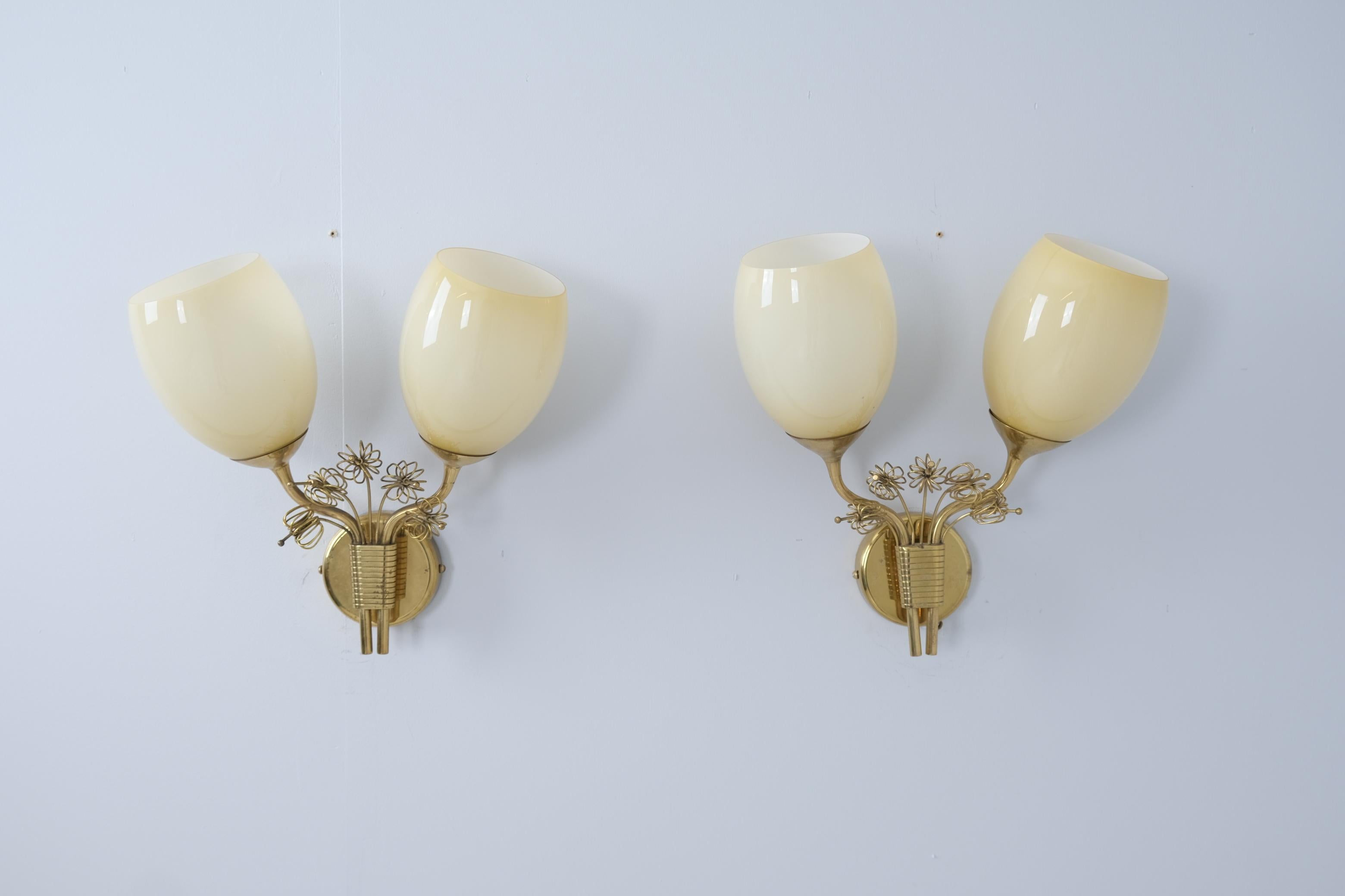 Splendida coppia di lampade da parete Paavo Tynell 9453 in ottone e vetro, Taito anni '50 in vendita 3
