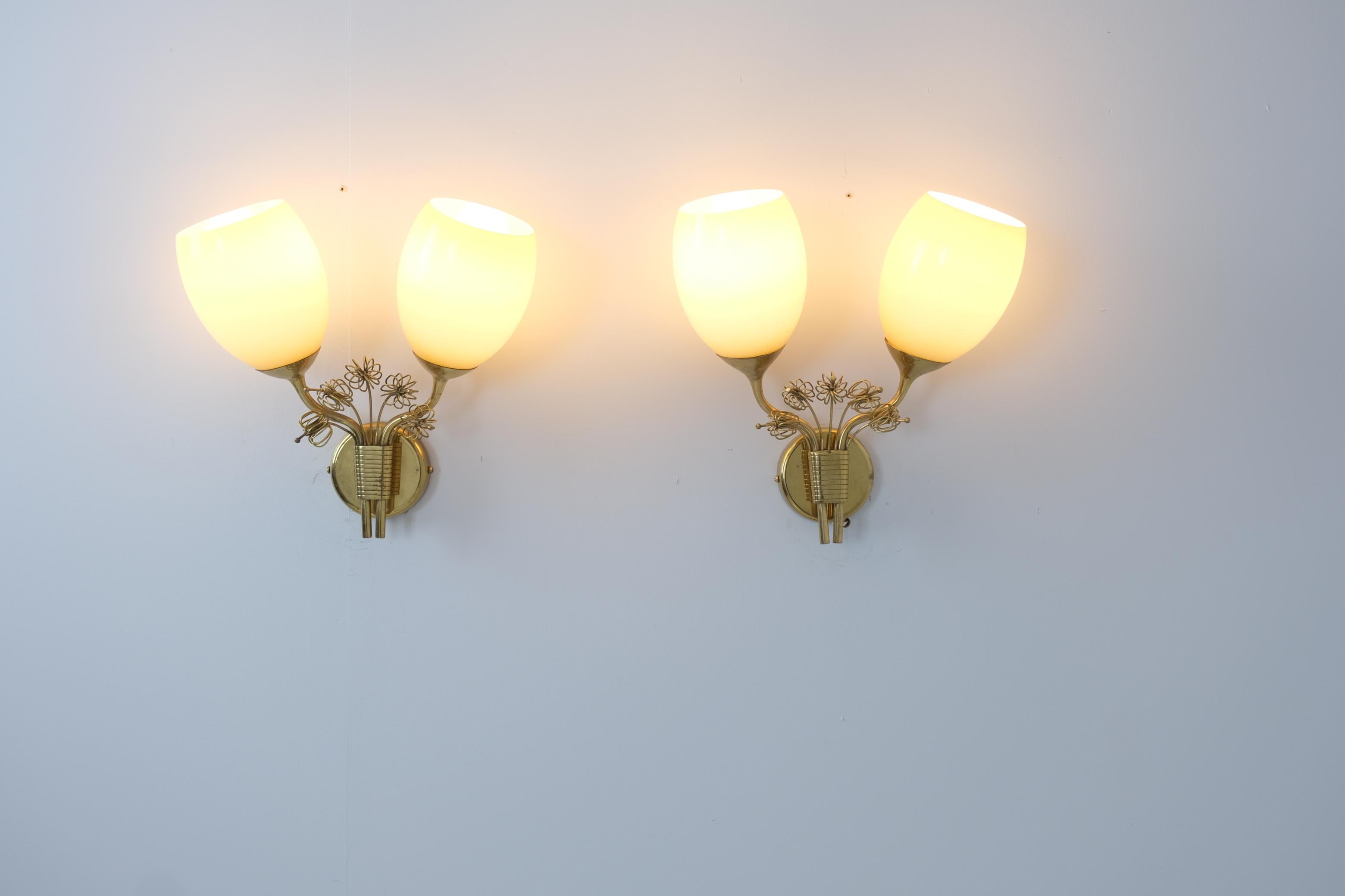 Un bellissimo modello di lampada da parete di Paavo Tynell. Gli articoli sono romantici, eleganti, progettati in modo geniale tenendo conto della funzionalità, dell'atmosfera e dell'aggiunta di un tocco decorativo a qualsiasi interno.
La