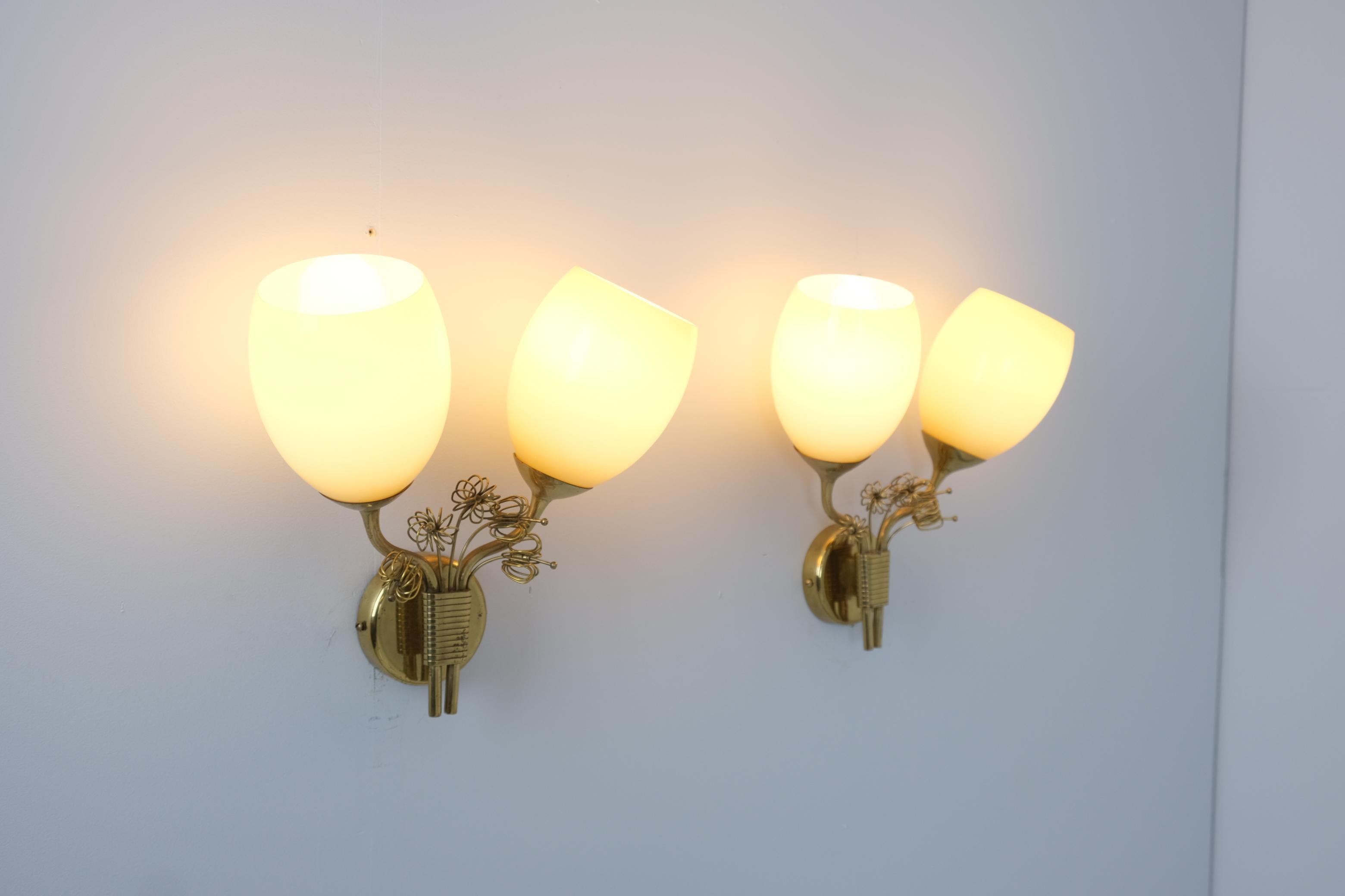 Scandinavo moderno Splendida coppia di lampade da parete Paavo Tynell 9453 in ottone e vetro, Taito anni '50 in vendita
