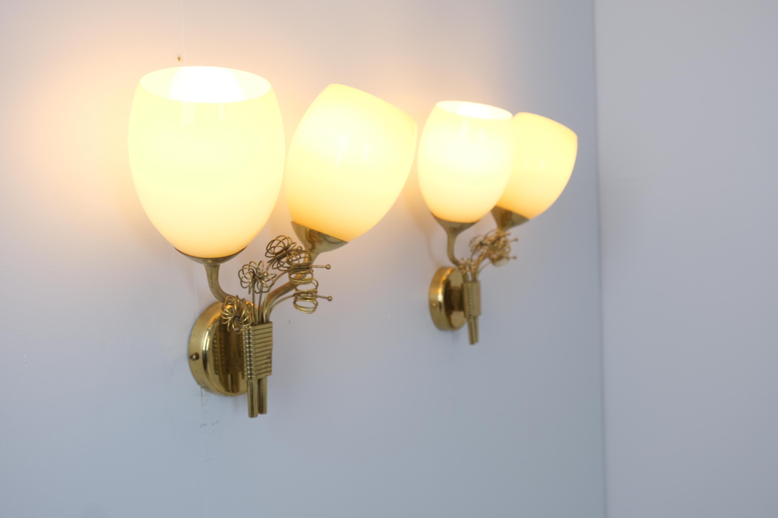 Finlandese Splendida coppia di lampade da parete Paavo Tynell 9453 in ottone e vetro, Taito anni '50 in vendita