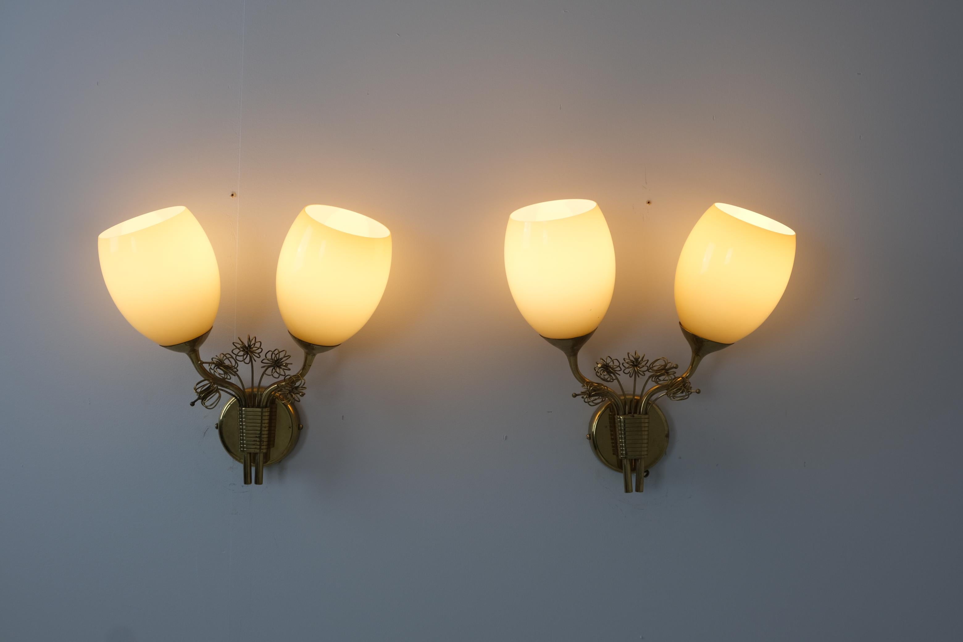 Splendida coppia di lampade da parete Paavo Tynell 9453 in ottone e vetro, Taito anni '50 In condizioni buone in vendita a Helsinki, FI