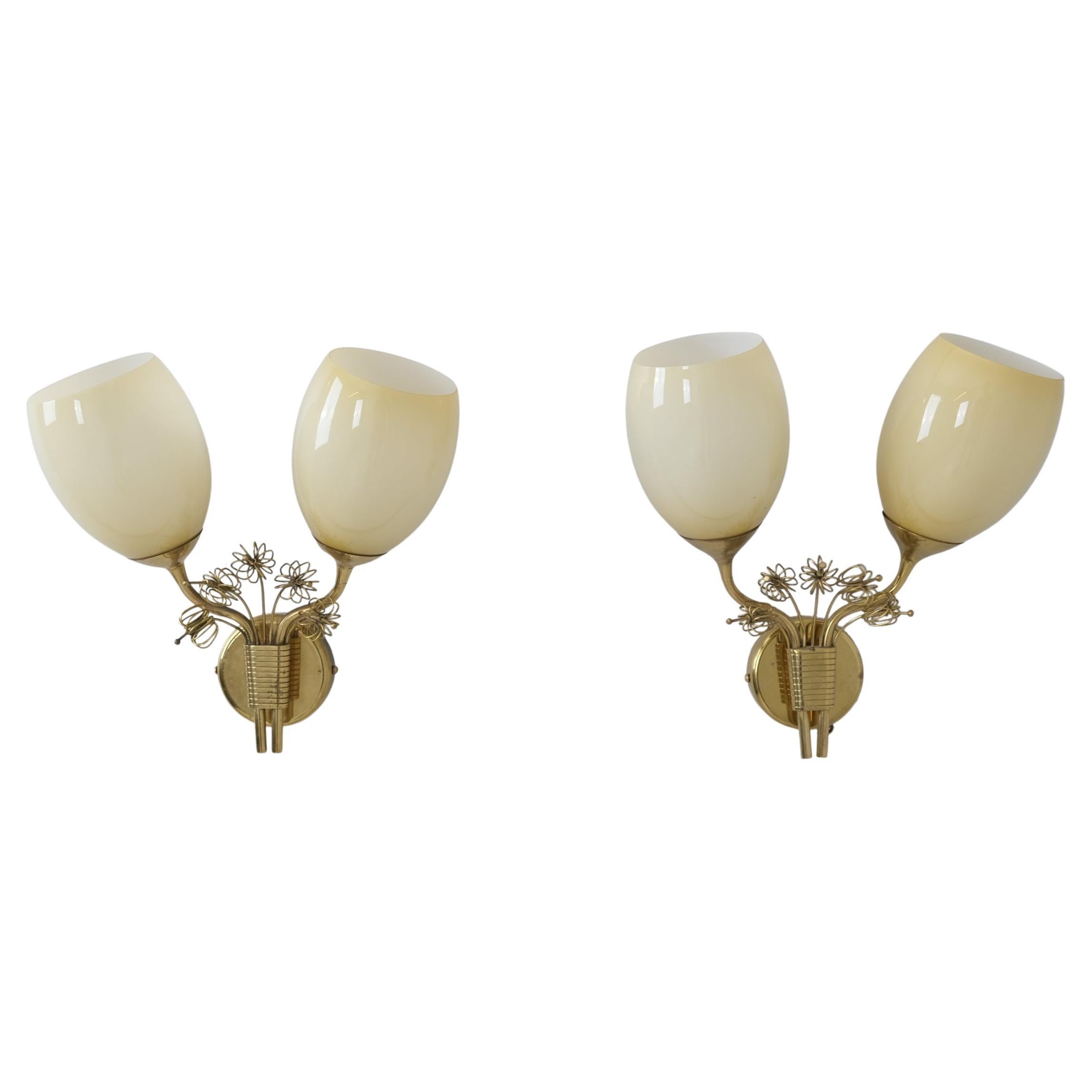 Atemberaubendes Paar Paavo Tynell-Wandleuchten 9453 aus Messing und Glas, Taito 1950er Jahre