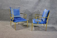 Splendida coppia di poltrone in ottone lucido in stile Versace con chiave greca in blu
