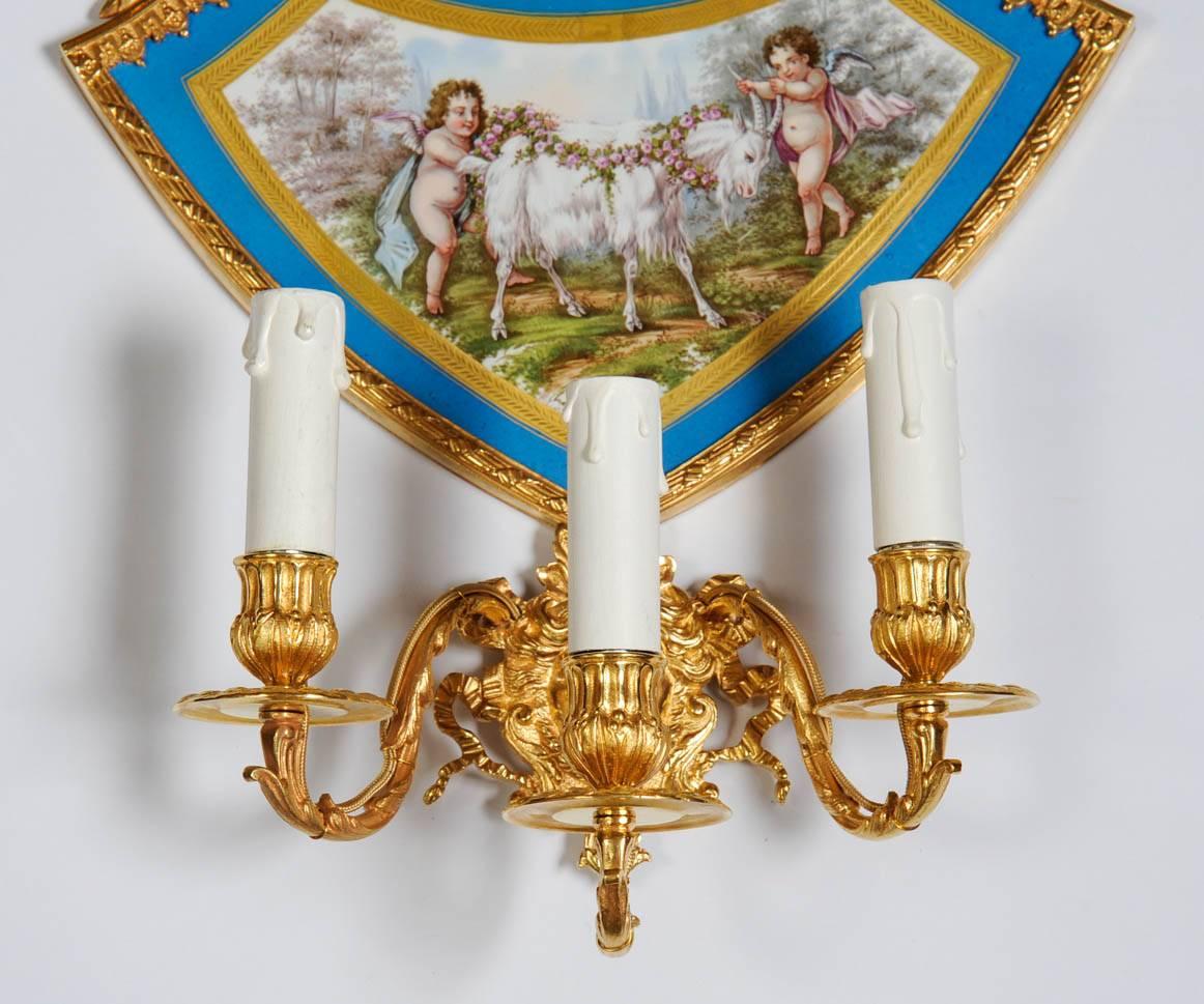 Stunning Pair of Porcelain and Bronze Sconces In Excellent Condition For Sale In Paris, FR